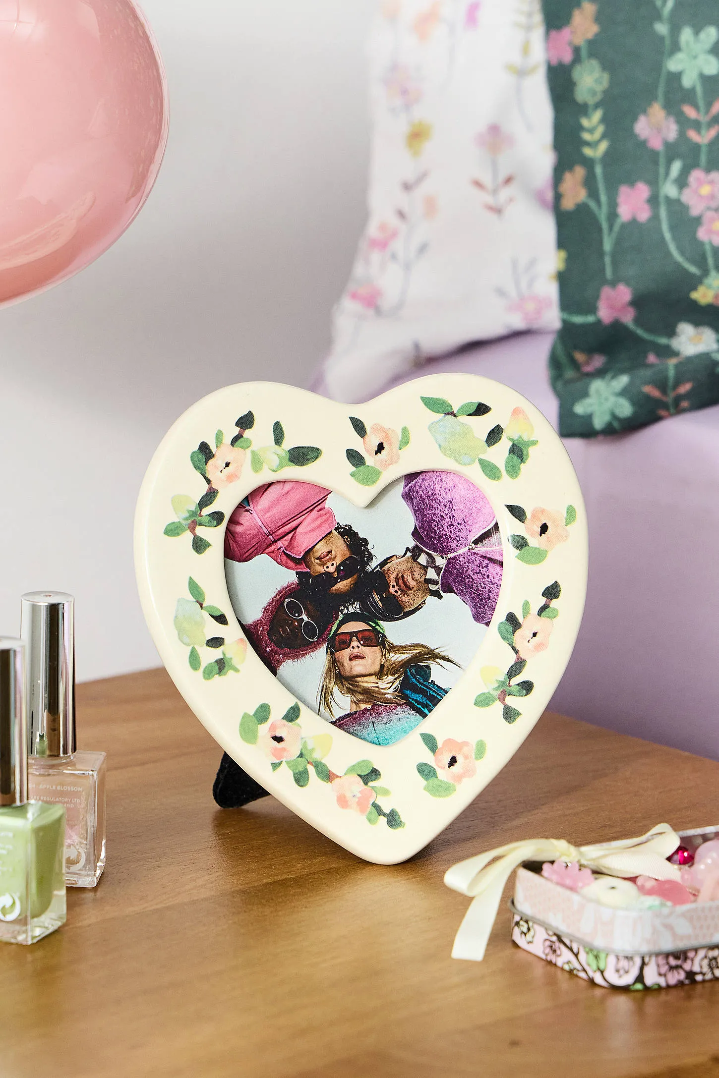 UO Vintage Floral Heart Photo Frame - White ALL