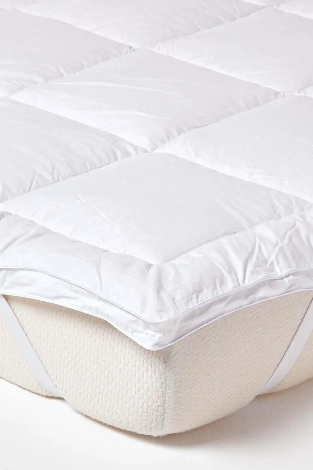 Homescapes Pure Mulberry Silk Blend Mattress Topper 700GSM in White