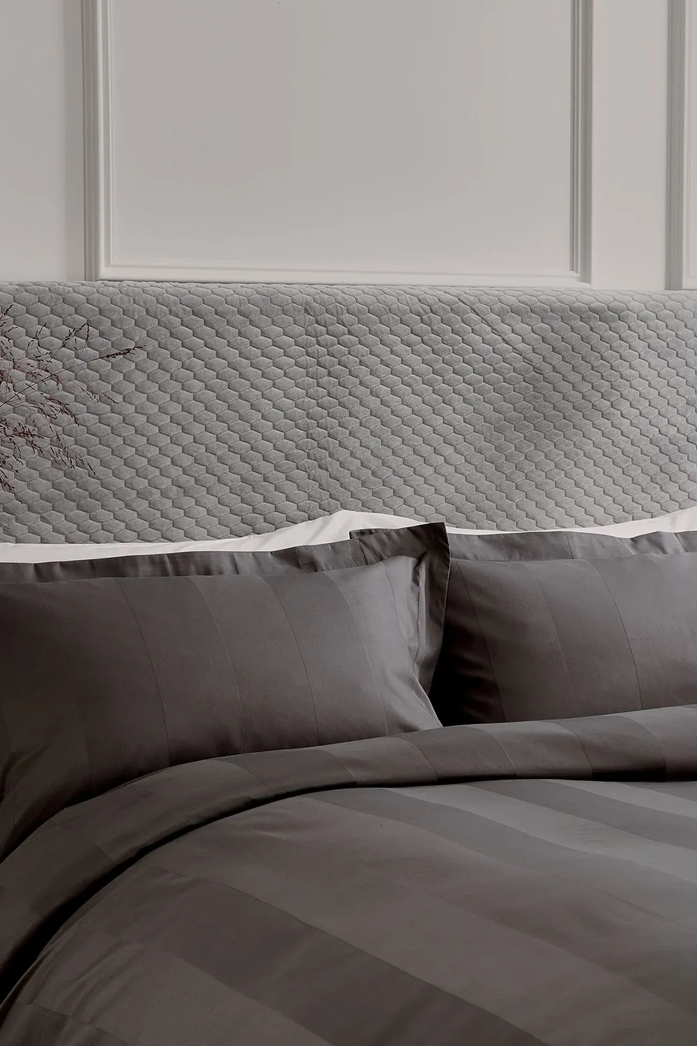 1951 'Serra' Luxury Satin Stripe 250 Thread Count Sateen Duvet Cover Set in Charcoal 2