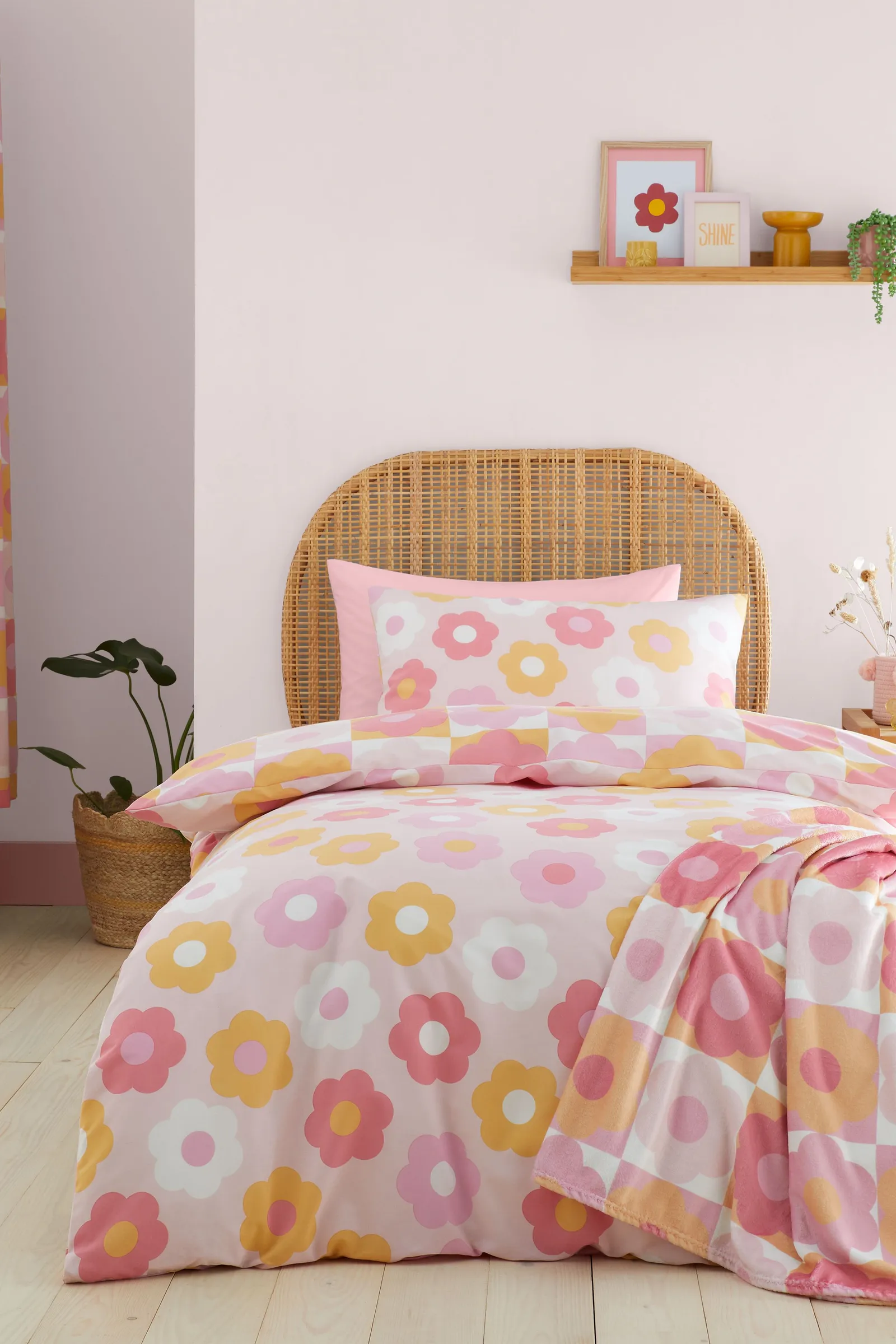 Catherine Lansfield 'Retro Daisy' Reversible Duvet Cover Set in Pink
