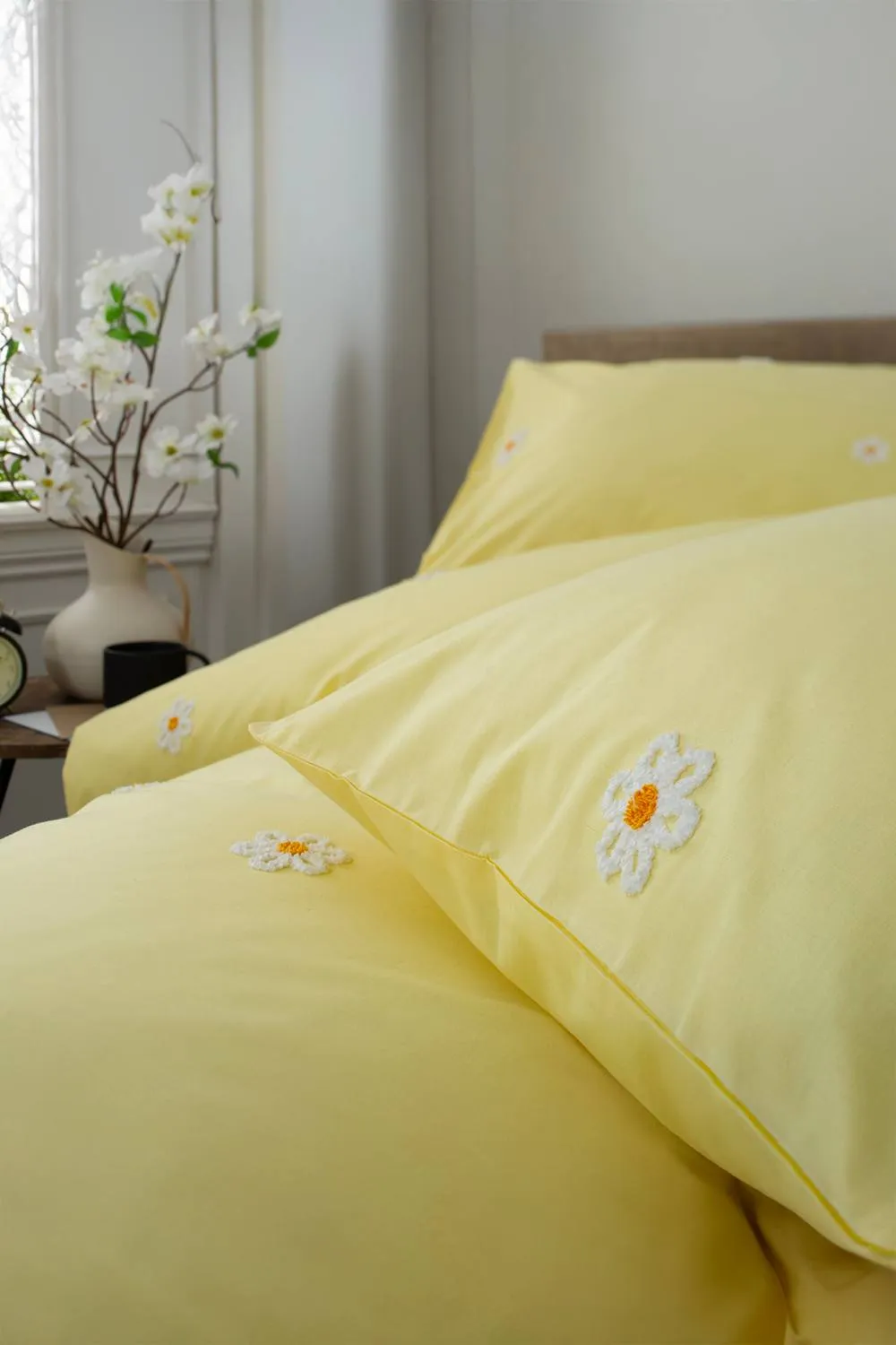 The Lyndon Company Tufted Daisy 100% Cotton Duvet Cover Set, Soft & Breathable Bedding in Yellow 3