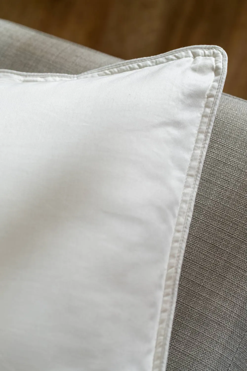 Soak&Sleep Pure Silk Pillow - Medium/Firm in White 4