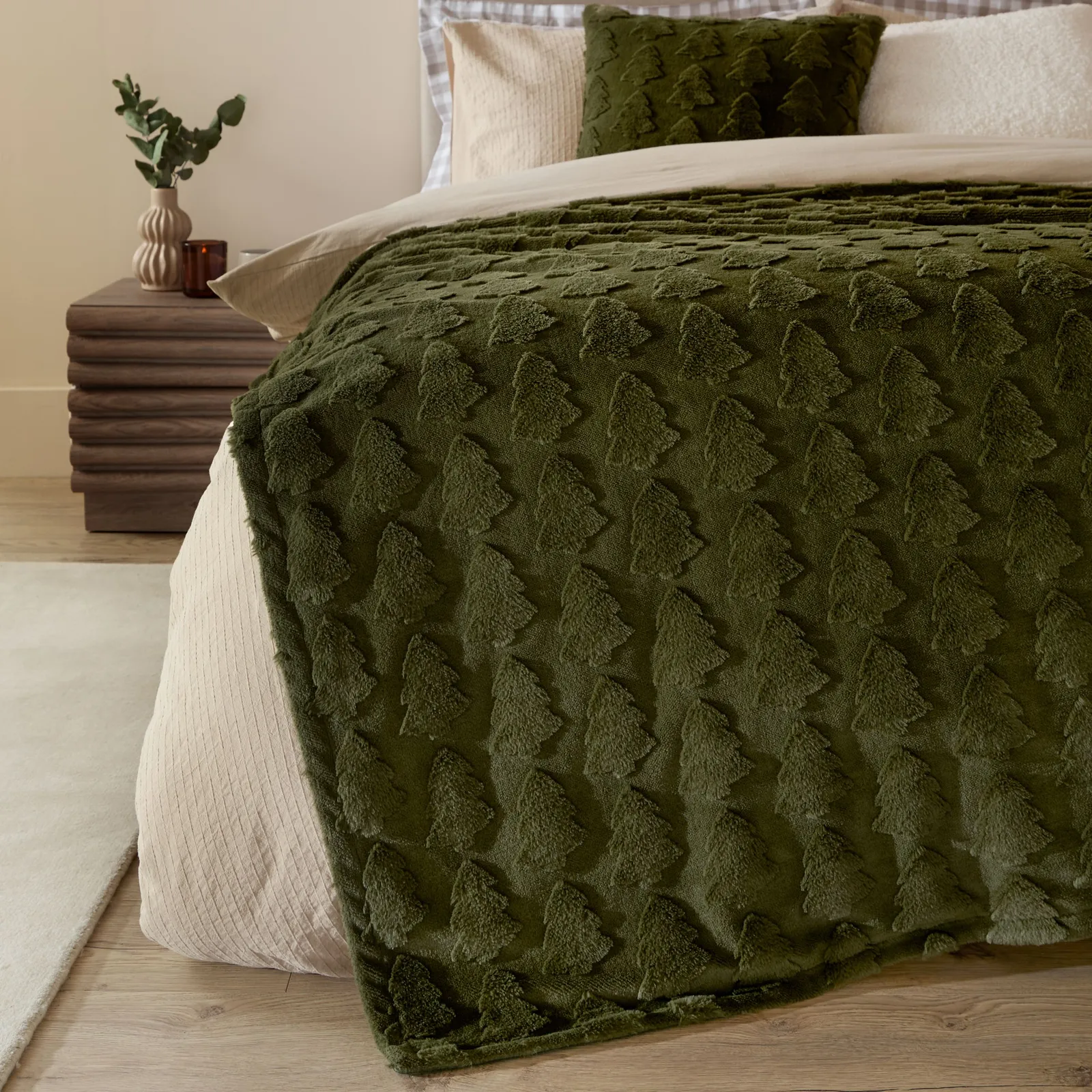 Furn Pines Faux Fur Throw in Green
