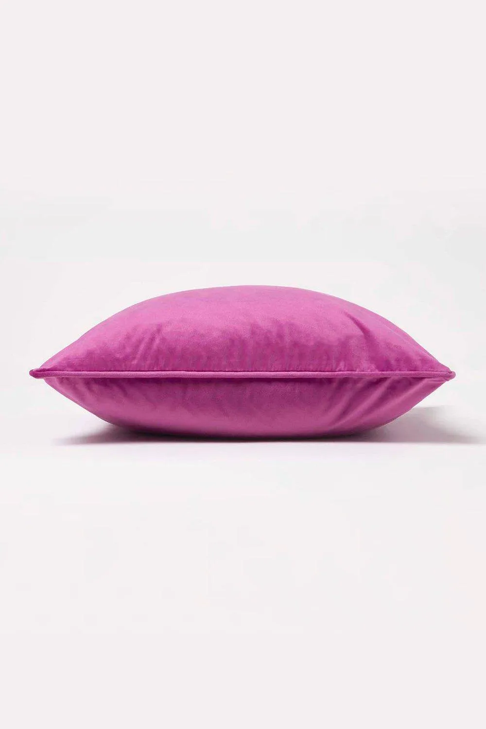 Homescapes Filled Velvet Cushion with Piped Edge 46 x 46 cm in Pink 4