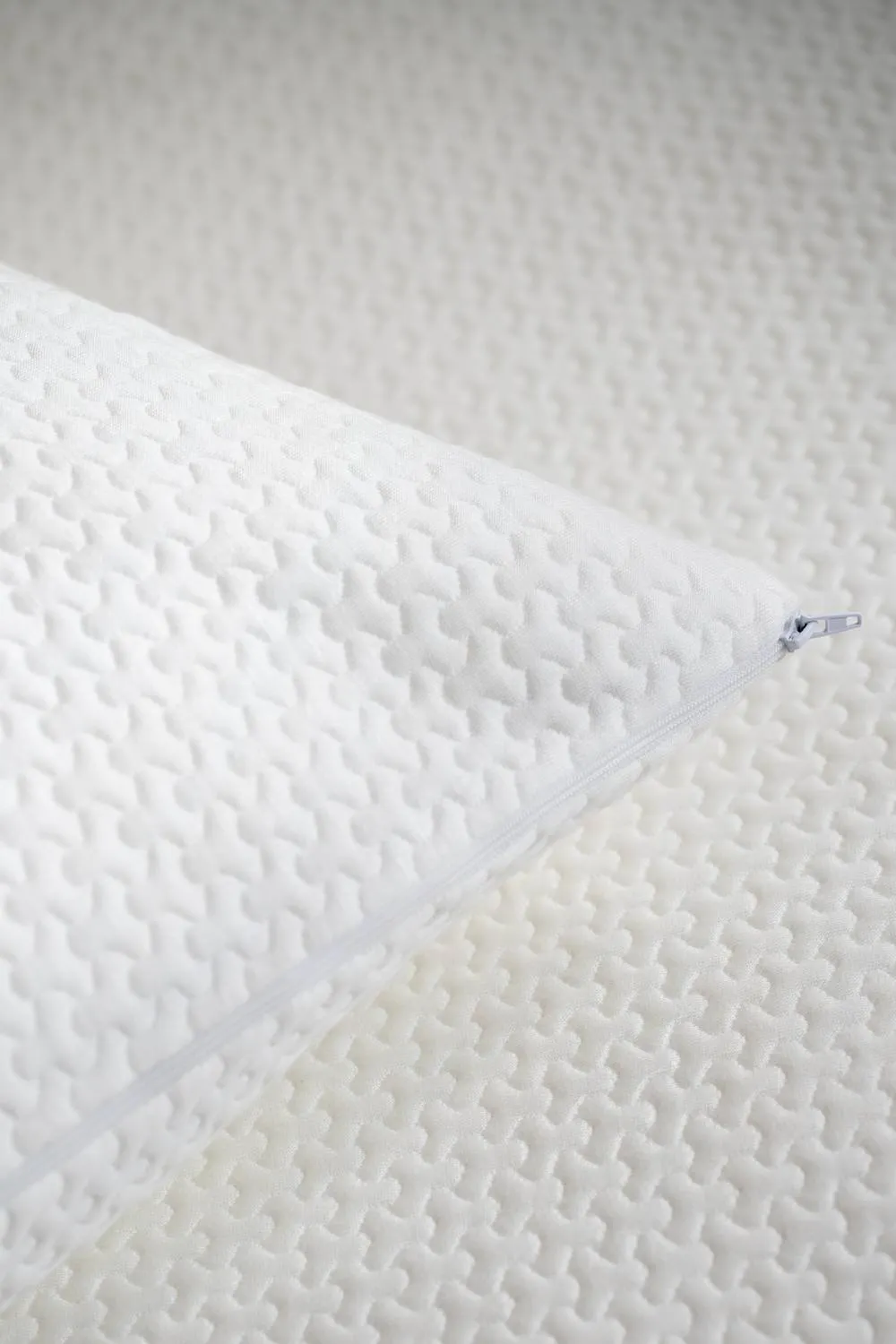Soak&Sleep Waterproof Bamboo Standard Pillow Protector in White 2