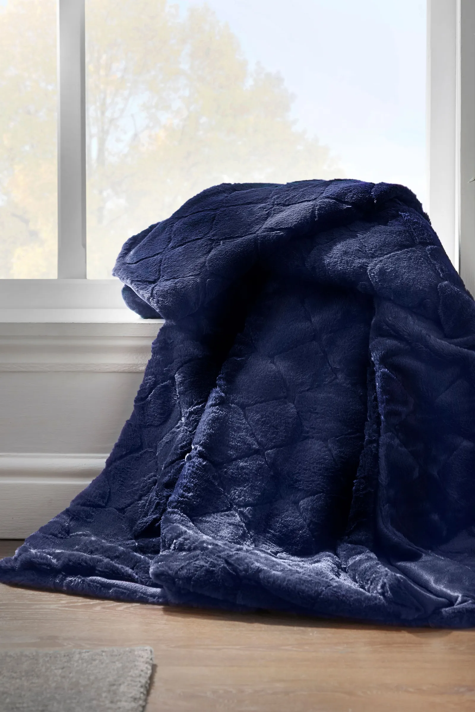 Catherine Lansfield 'Cosy Diamond' Blanket Throw in Navy