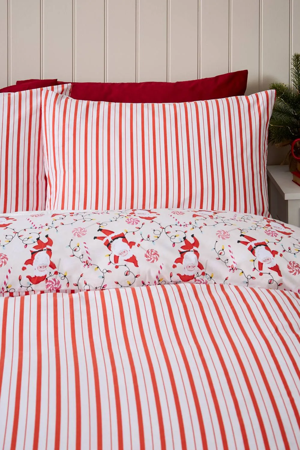 Catherine Lansfield Christmas Santas Reversible Duvet Cover Set in Red 4