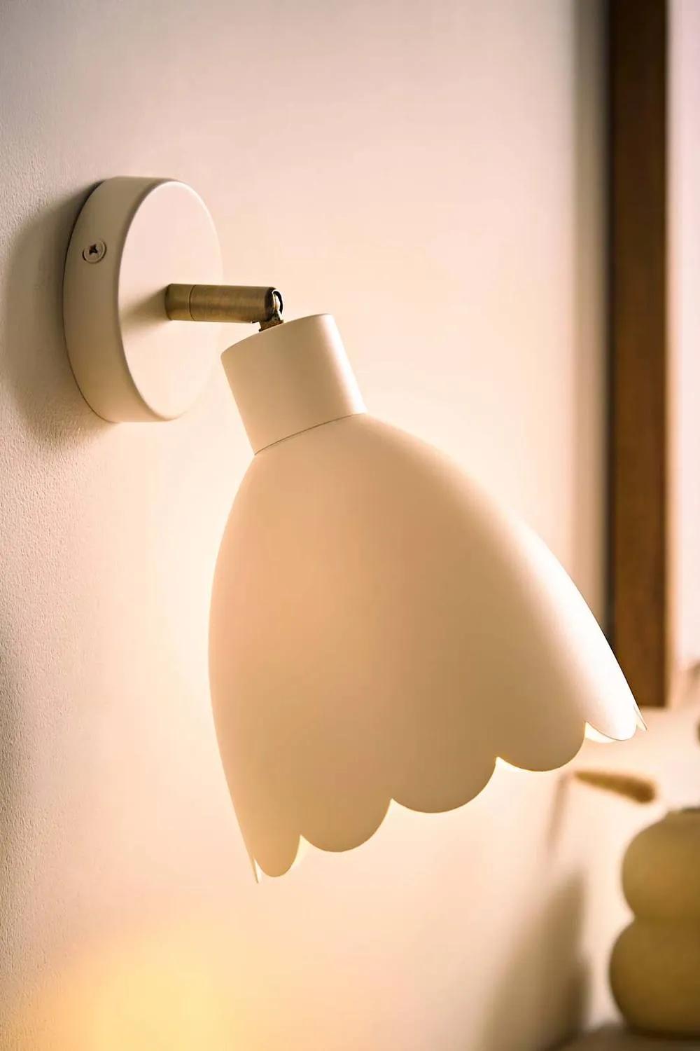 ValueLights Millie Flower Style Scallop Adjustable Wall Light in Cream 2
