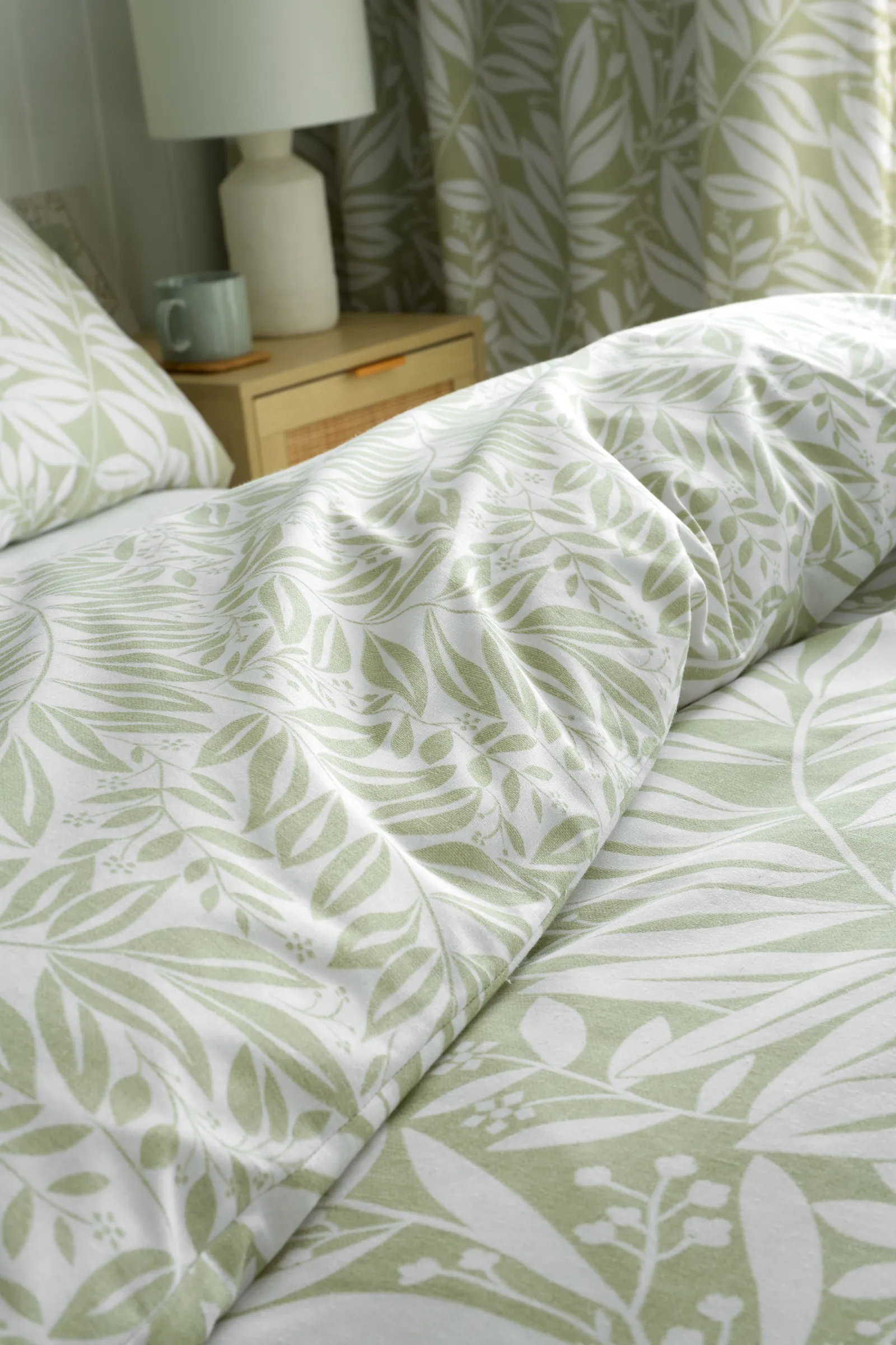 Catherine Lansfield 'Sorrel Leaf' Reversible Duvet Cover Set in Green 4
