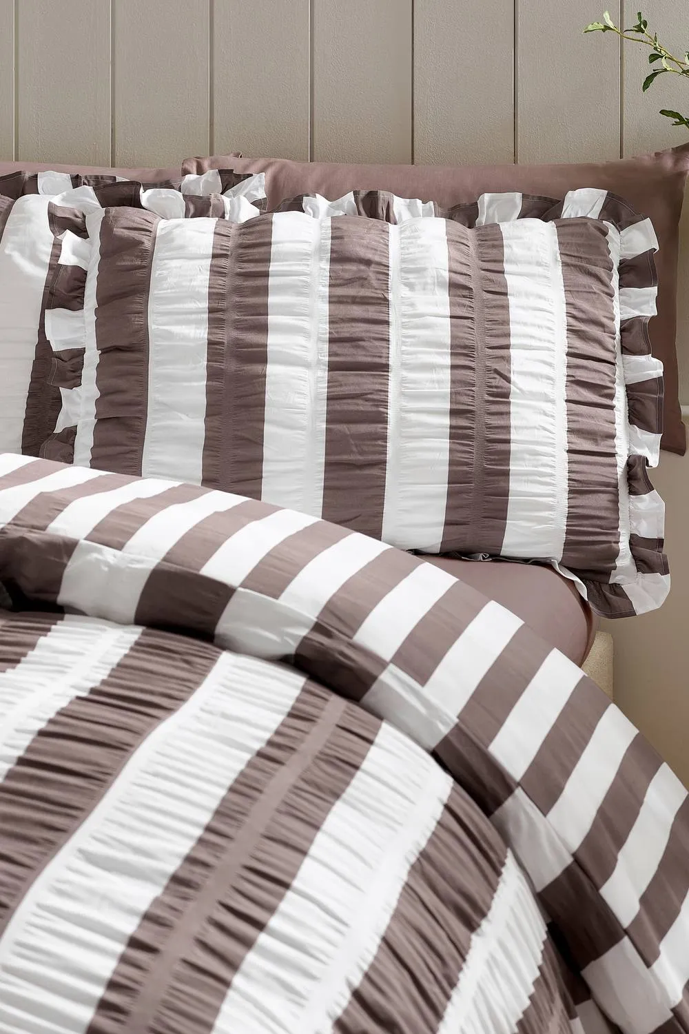 Catherine Lansfield 'Seersucker Frill Stripe' Duvet Cover Set in Chocolate 2