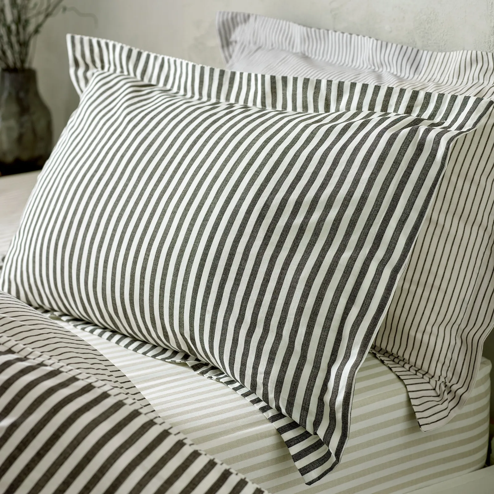 Yard Hebden Striped 100% Cotton Duvet Cover Set in Black 4