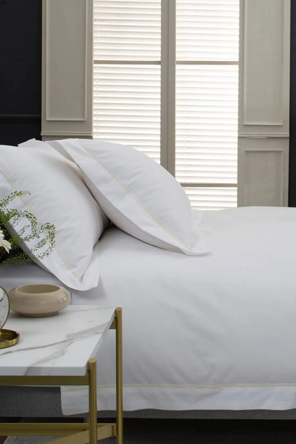 The Lyndon Company Boutique Hotel Hampstead 200 Thread Count Cotton Duvet Cover Set in White 4