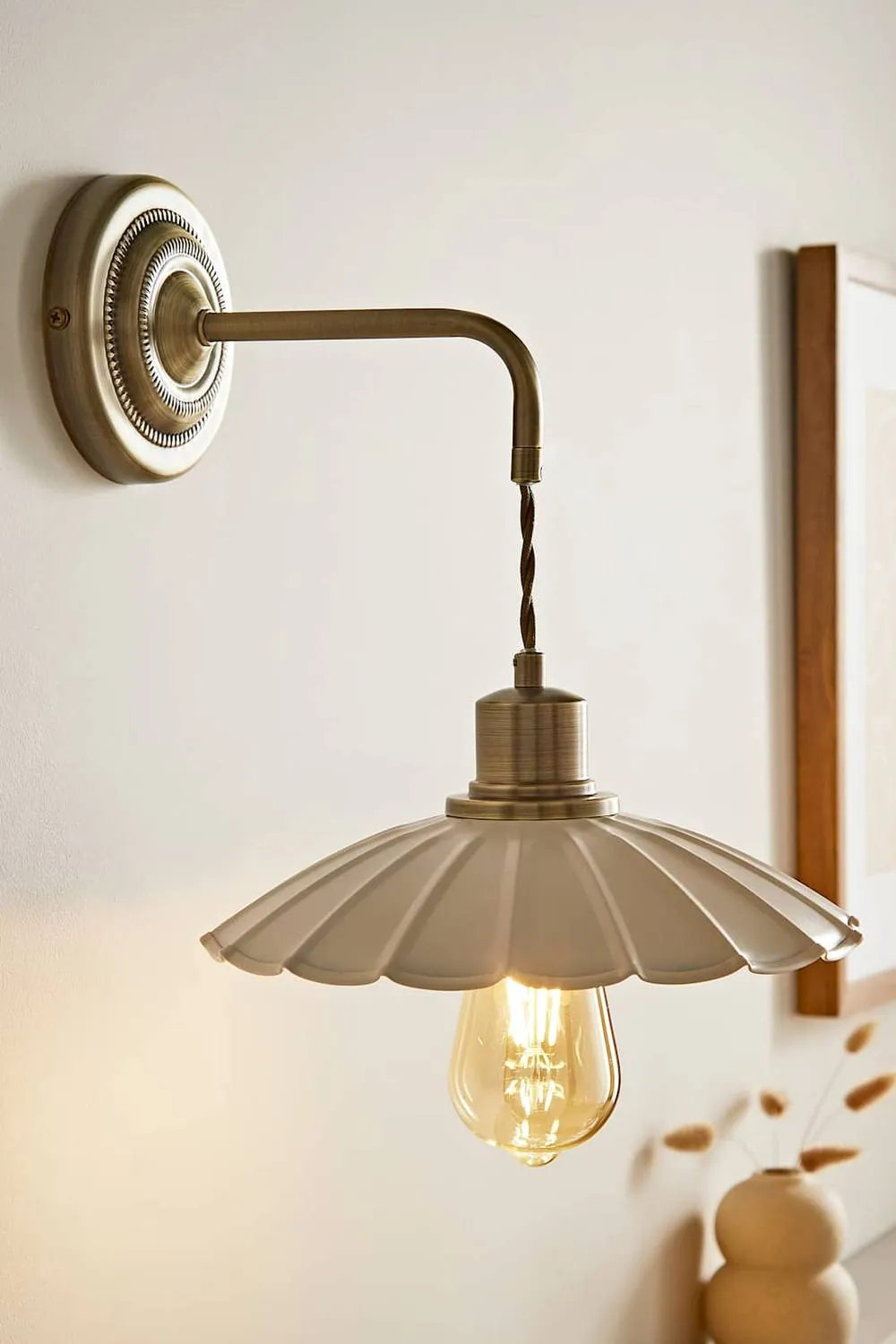 ValueLights Holborn Brushed Gold Wall Light with Adjustable Scallop Shade