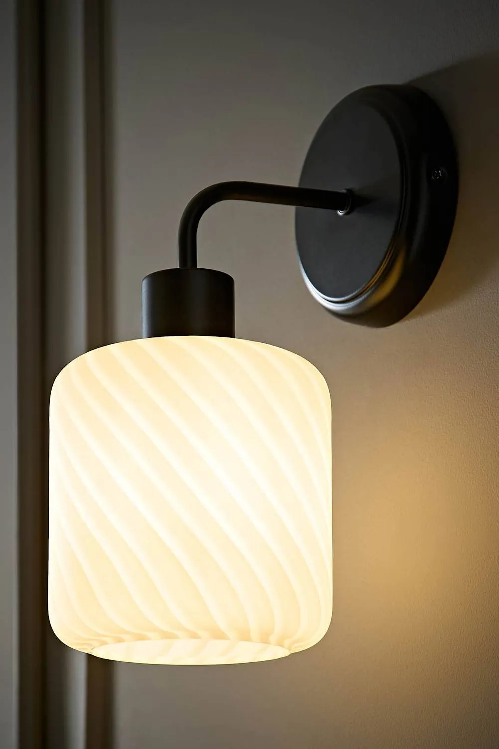 ValueLights Emery Swirl Glass Shade Wall Light in Black