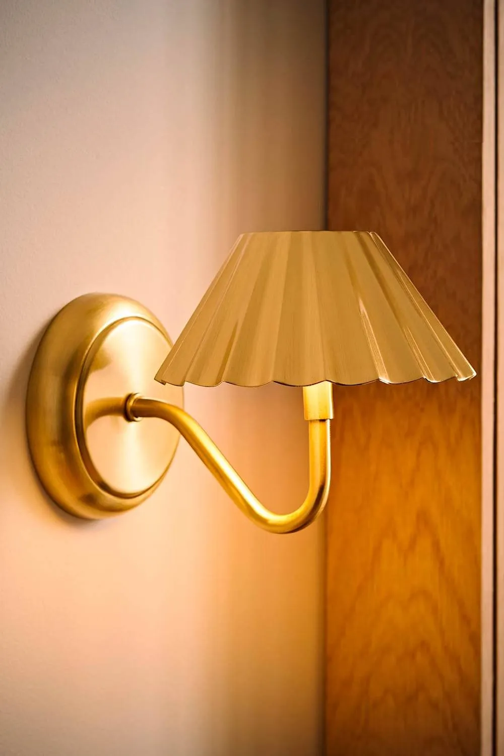 ValueLights Avery Portable Rechargeable Easy Fit Wall Light Fitting in Gold 2