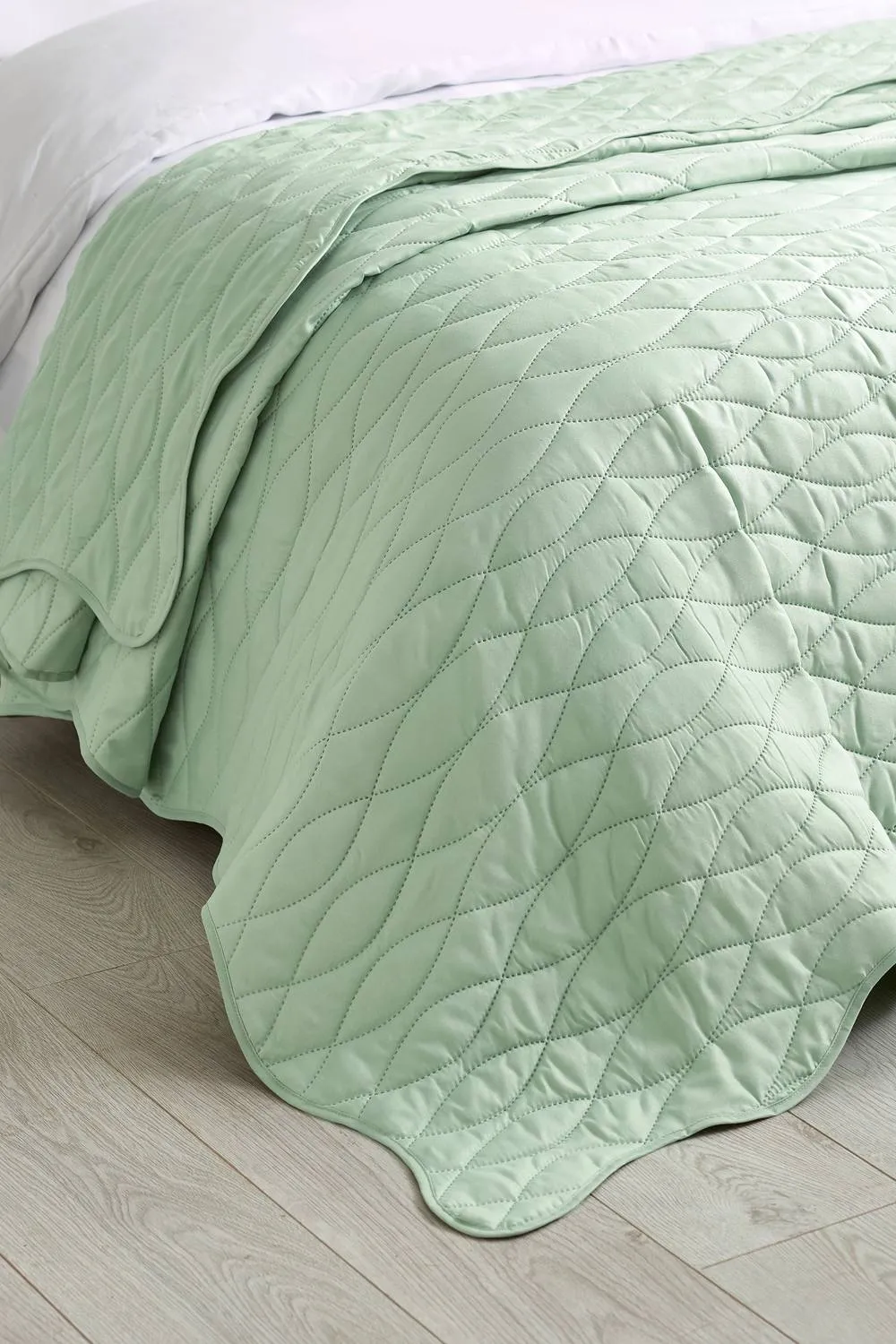 Catherine Lansfield 'Scallop Waves' Quilted Bedspread in Green
