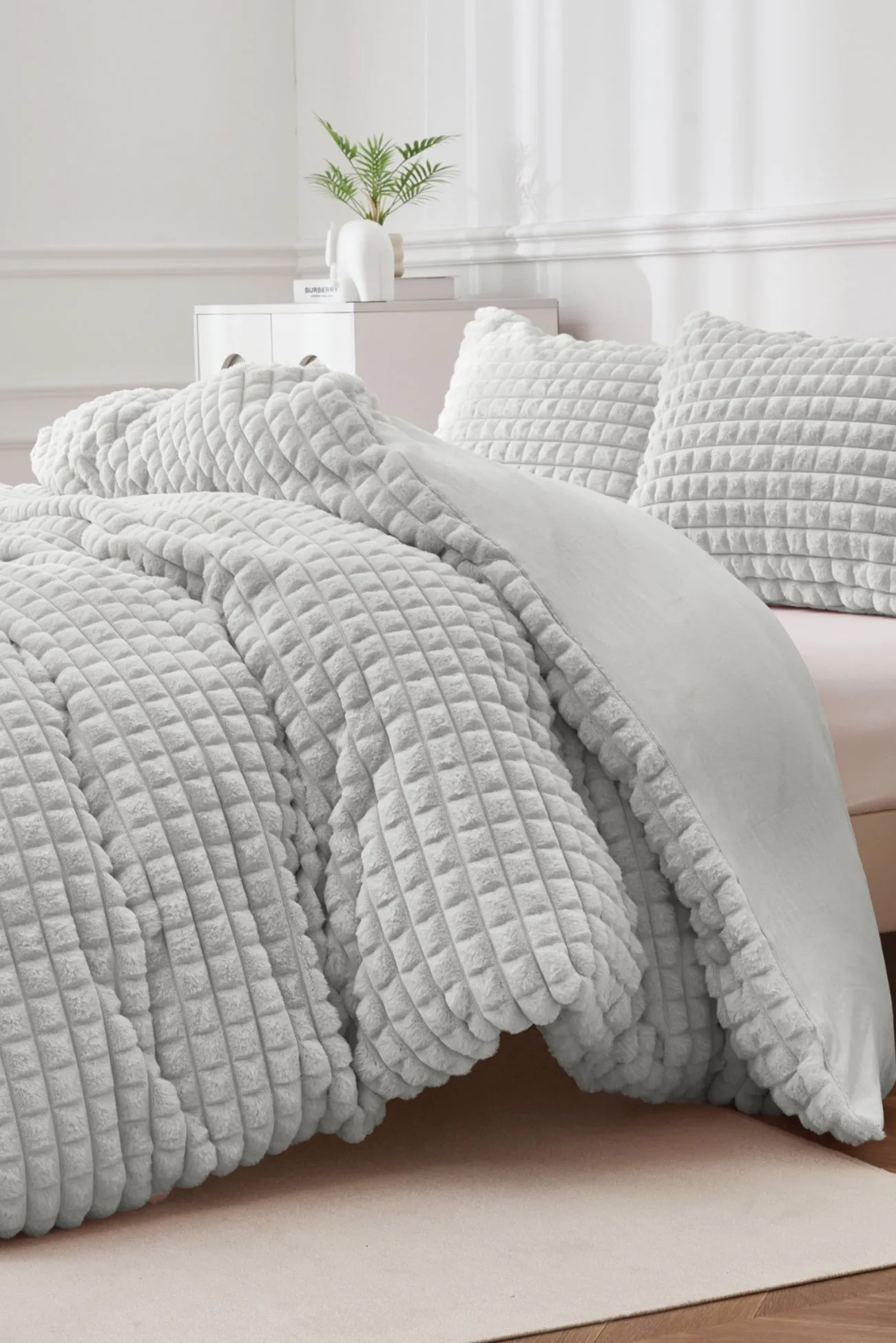 Ezysleep Super Soft Luxury Faux Fur Box Duvet in Silver