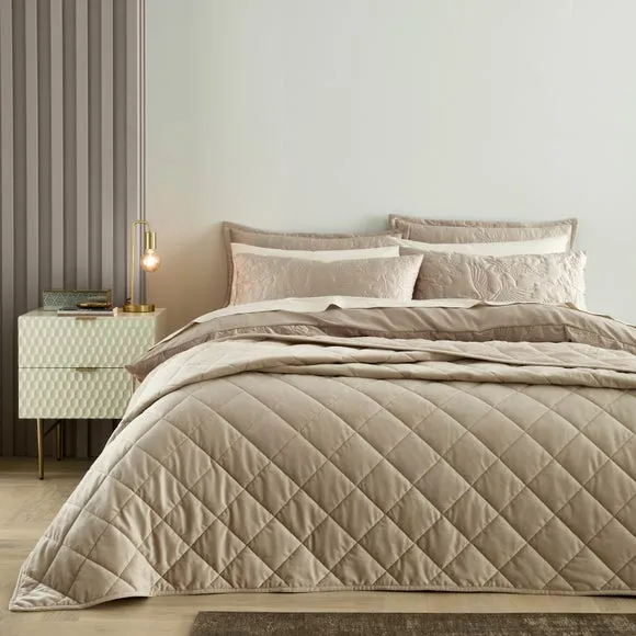 Castleton Quilted Bedspread 1