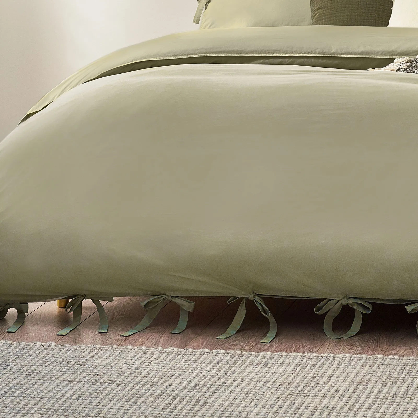 Yard Mallow Bow Tie 100% Cotton Duvet Cover Set in Light Green 4