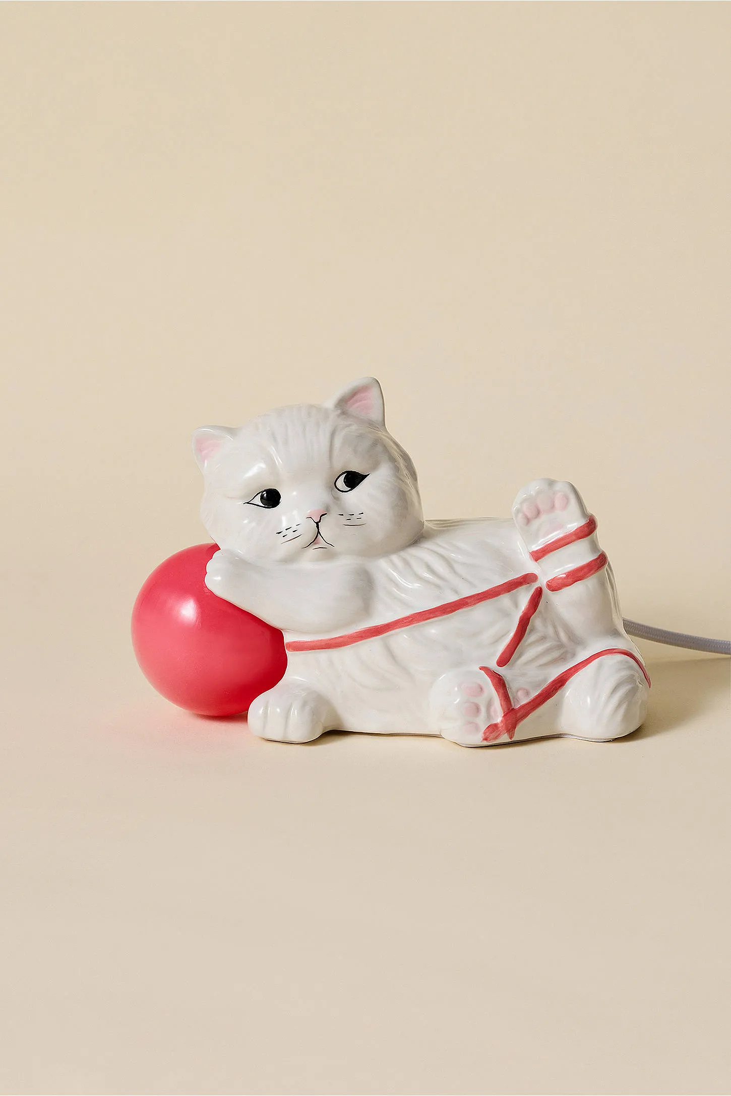 Cat In Yarn Table Lamp 2