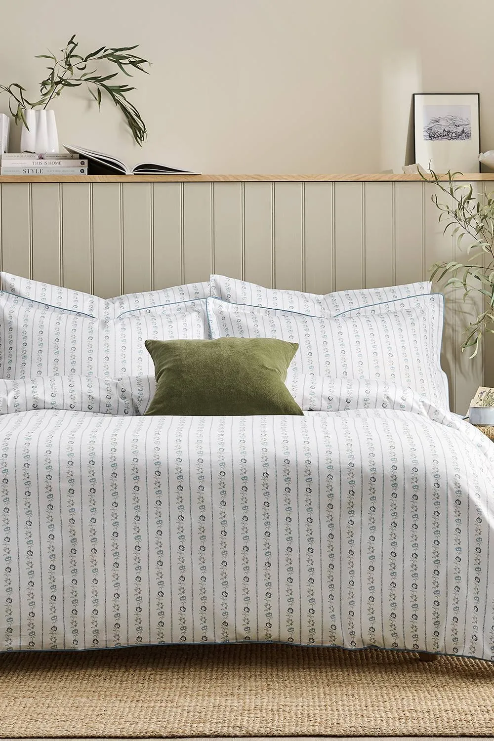 CHRISTY 'Rosamund' Botanical Cotton Sateen Duvet Cover Set in White 2