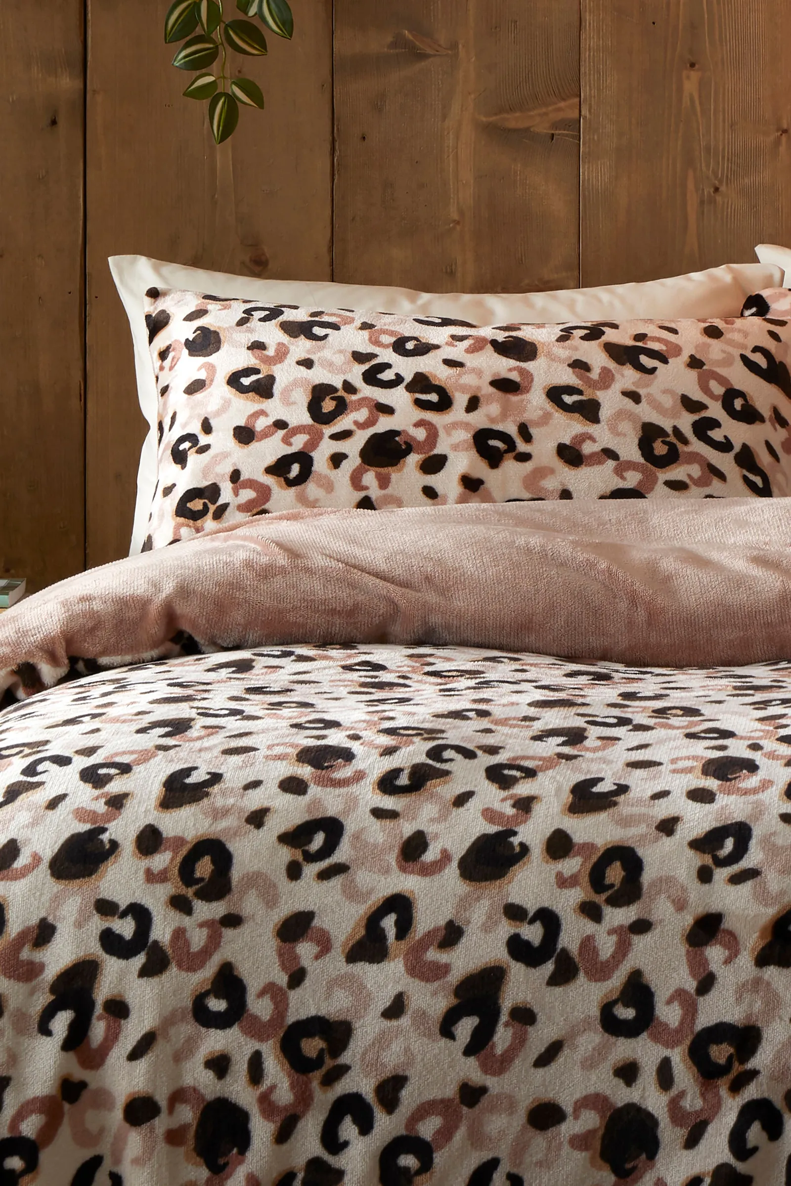 Fusion 'Cosy Leopard' Fleece With Sherpa Reverse Duvet Cover Set in Natural 2