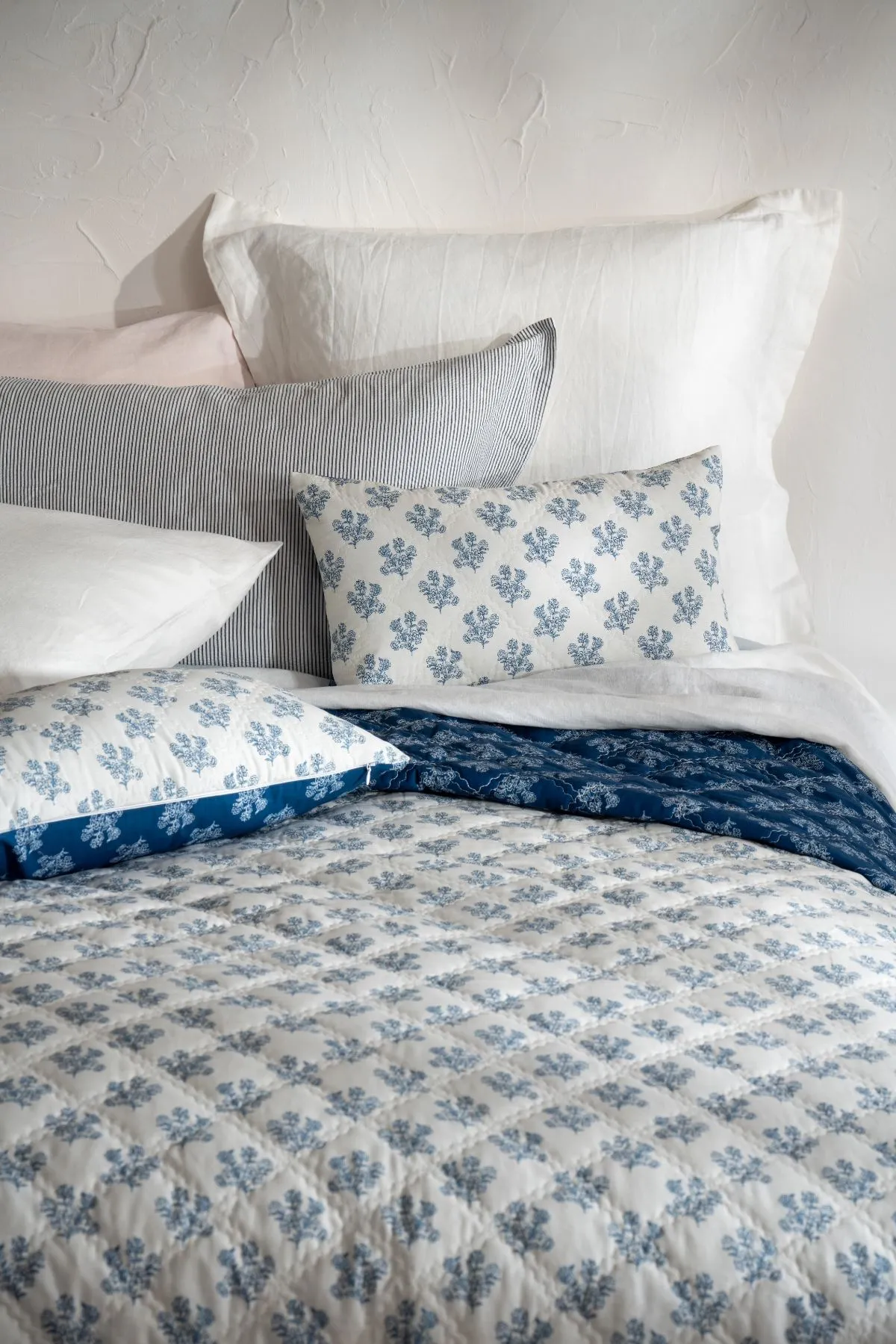 Soak&Sleep Reversible Floral Print Bedspread in Dark Blue 2
