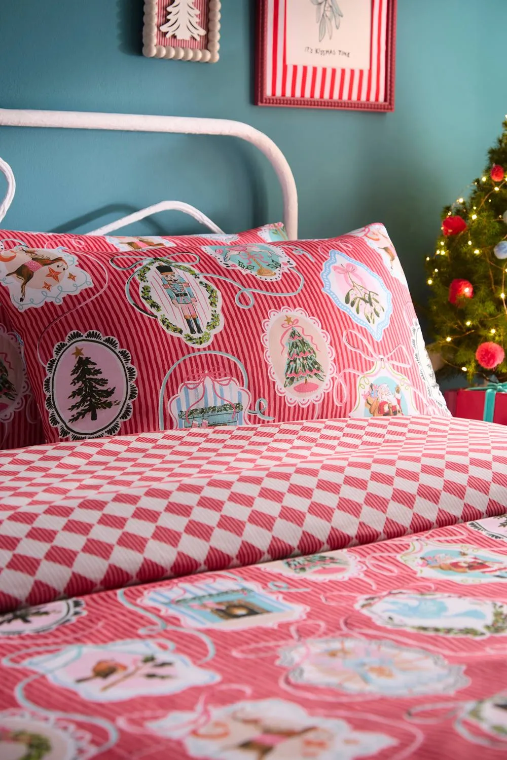 Fusion 'Christmas Vintage Frames' Easy Care Festive Duvet Cover Set in Red 2