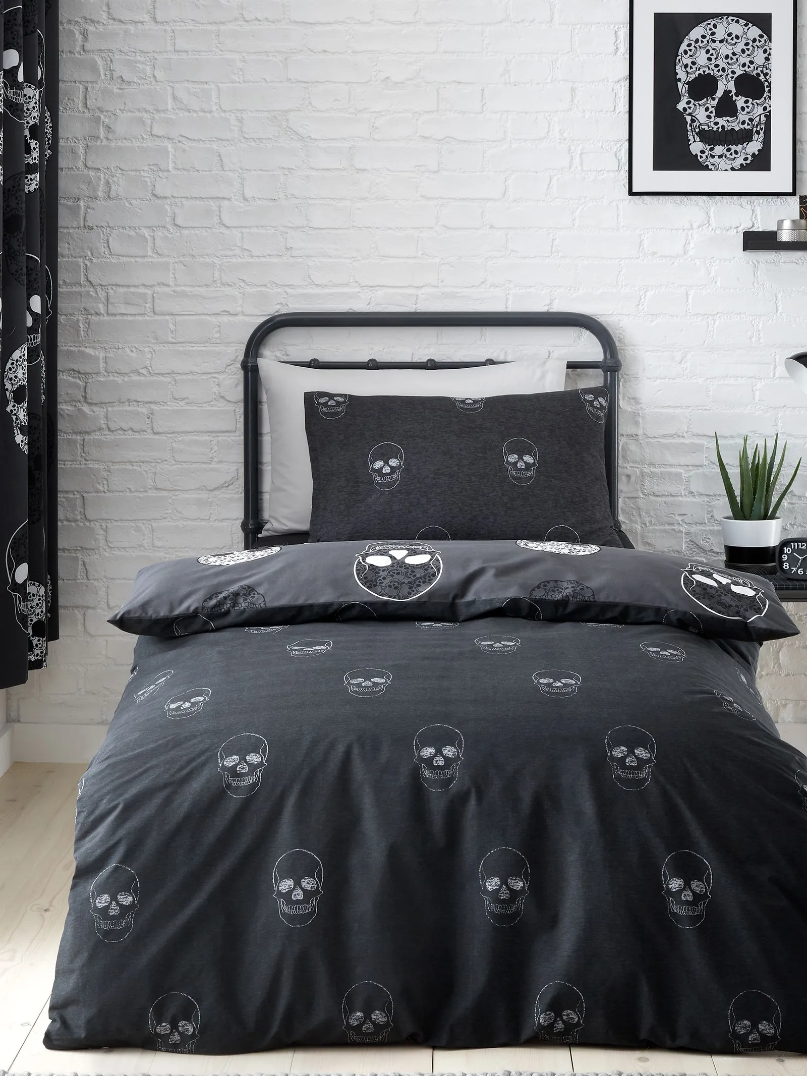 Catherine Lansfield 'Skulls' Halloween Duvet Cover Set in Grey 2