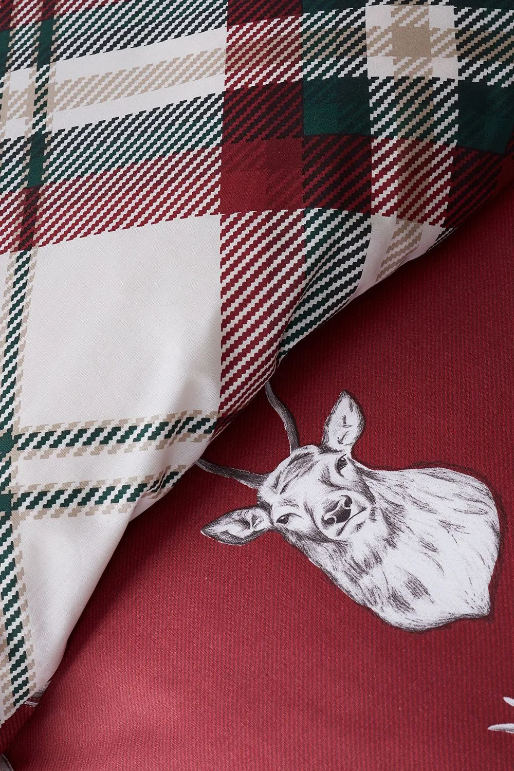 Catherine Lansfield Munro Stag Reversible Duvet Cover & Pillowcase Set in Red 4