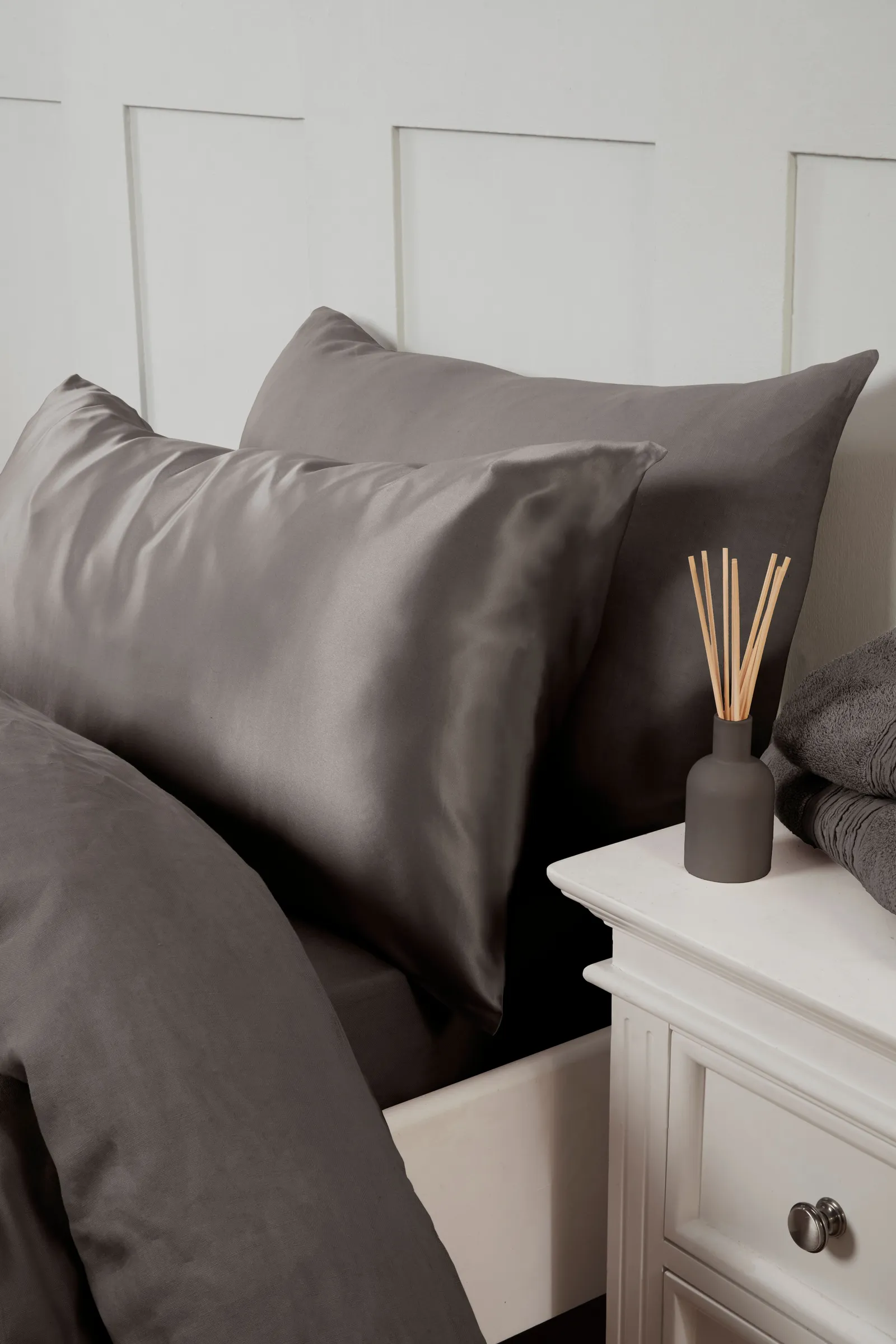 Silky Silks 100% Mulberry Silk Standard Pillowcase in Charcoal