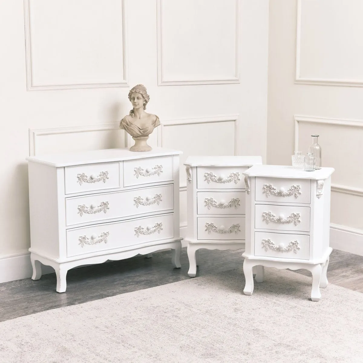 Melody Maison Antique White 4 Drawer Chest Of Drawer & Pair Of 3 Drawer Bedside Tables - Pays Blanc Range