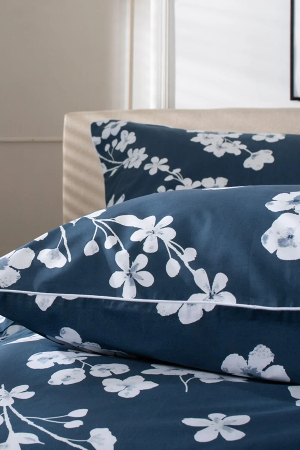 The Lyndon Company Petite Fleure Printed 100% Cotton Duvet Cover Set with Piped Edges in Navy 4