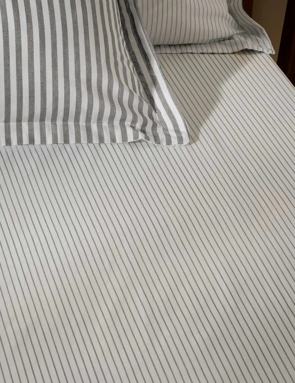 YARD Pure Cotton Hebden Striped Fitted Sheet Grey