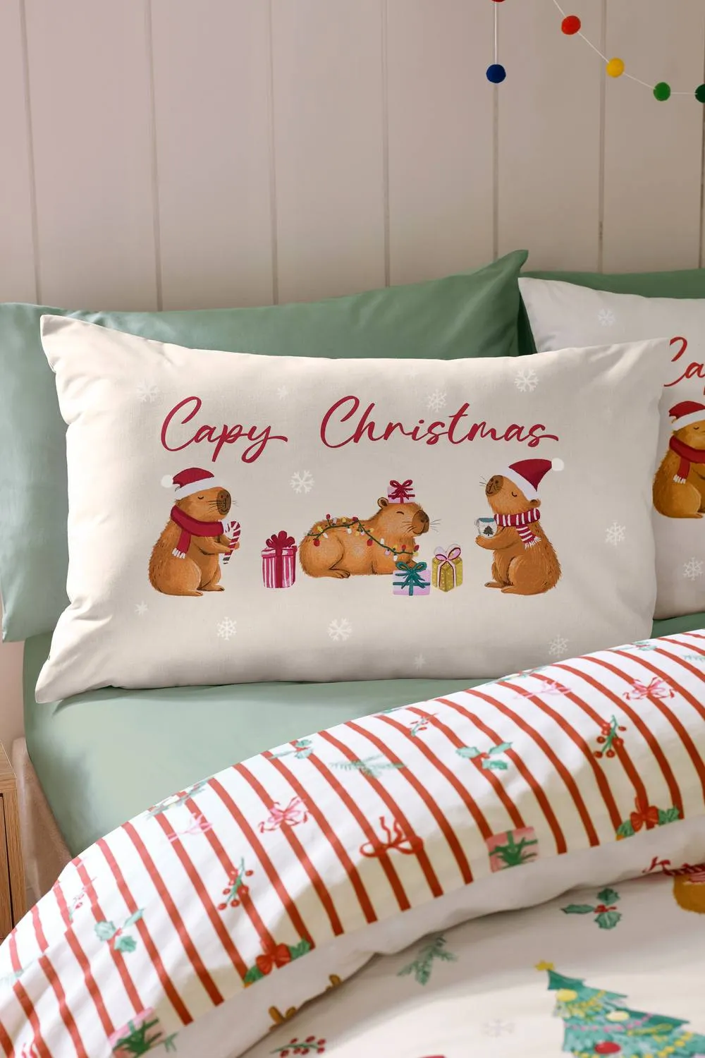 Catherine Lansfield 'Capybara Christmas' Reversible Duvet Cover Set in Cream 3