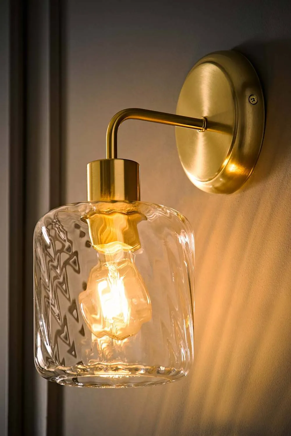 ValueLights Emery Swirl Glass Shade Wall Light with Bulb in Gold 1
