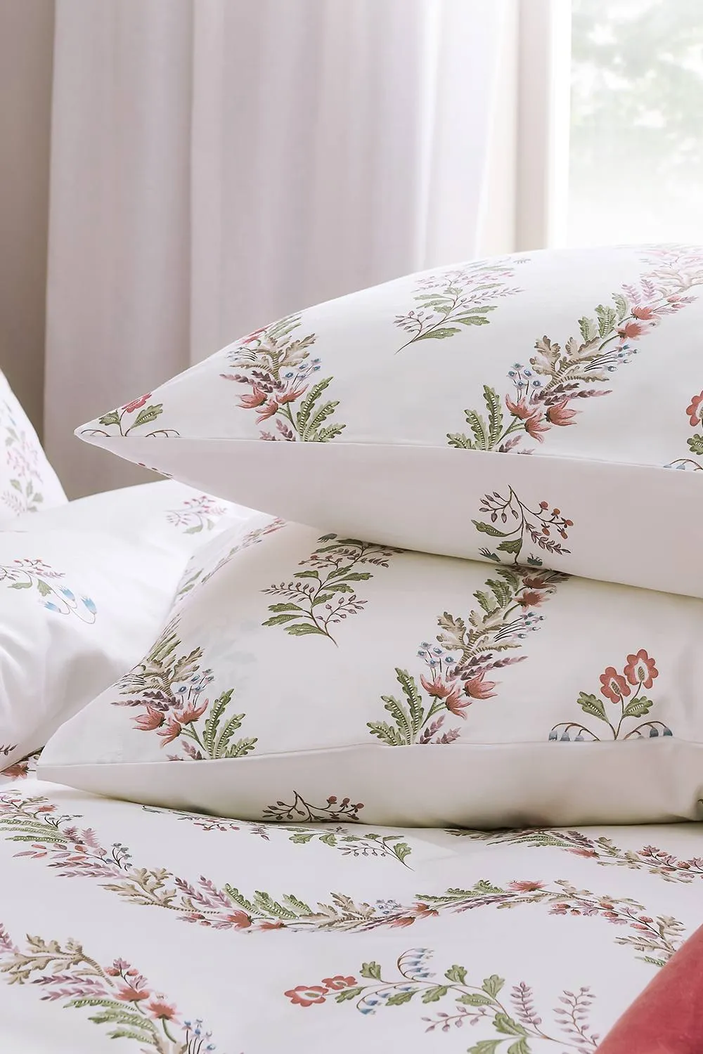 CHRISTY 'Eversham' Floral Reversible Cotton Sateen Standard Pillowcase Pair in Purple 2