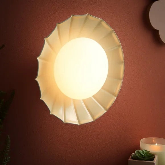 Scallop Rechargeable LED Touch Dimmable Wall Light 2