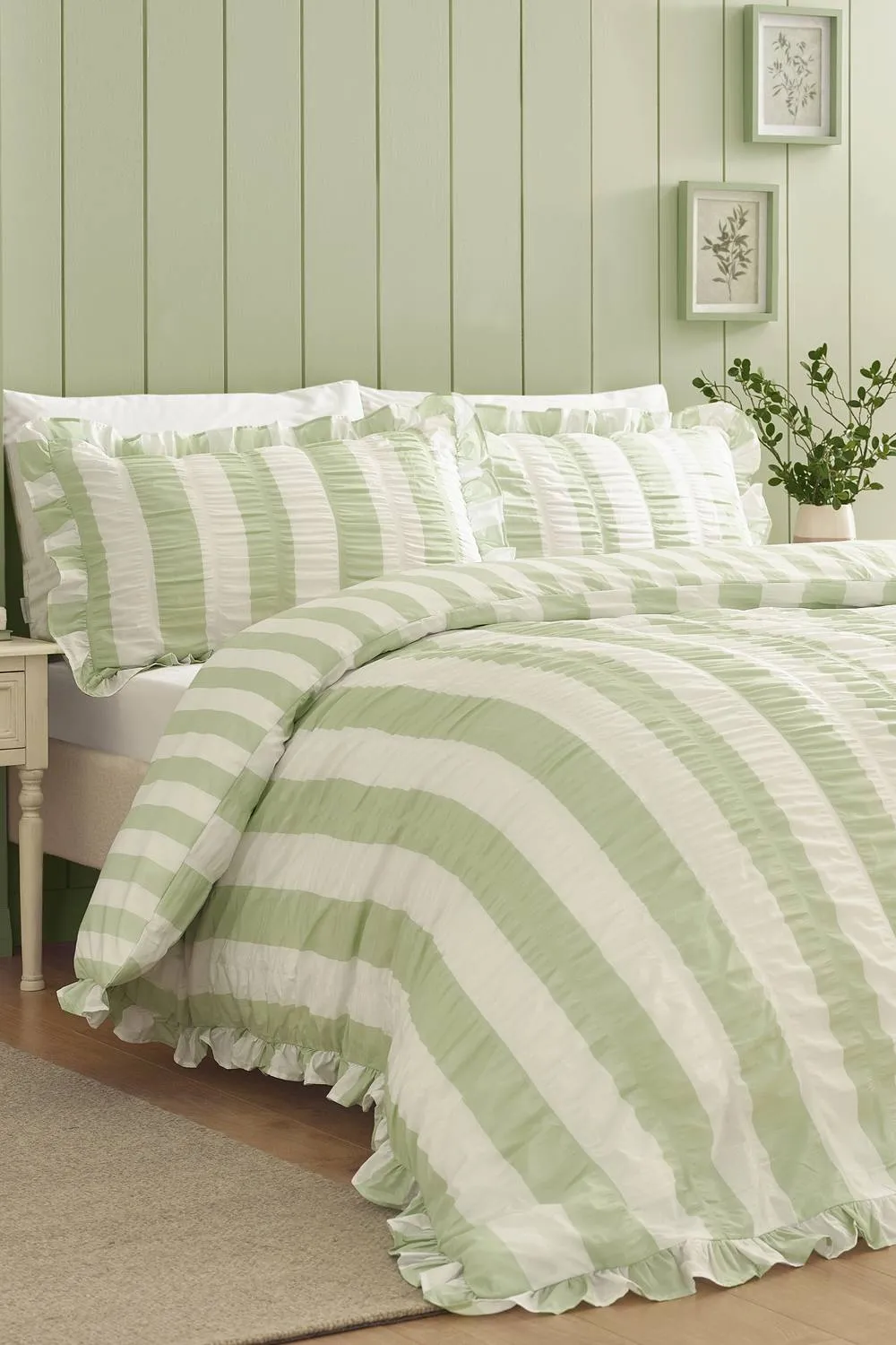 Catherine Lansfield 'Seersucker Frill Stripe' Duvet Cover Set in Green 1