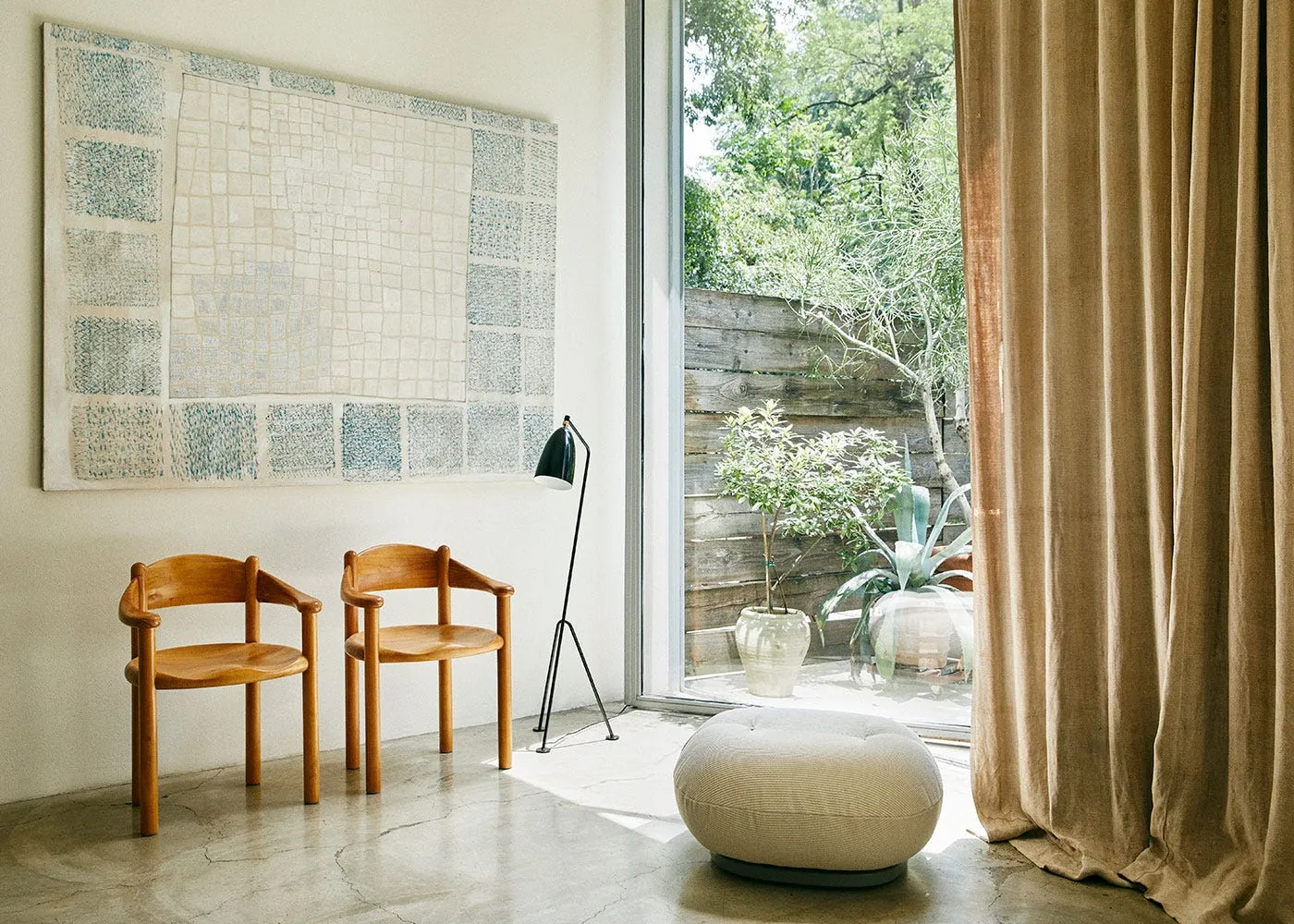 Gubi Gräshoppa Floor Lamp Glossy Alabaster White 3