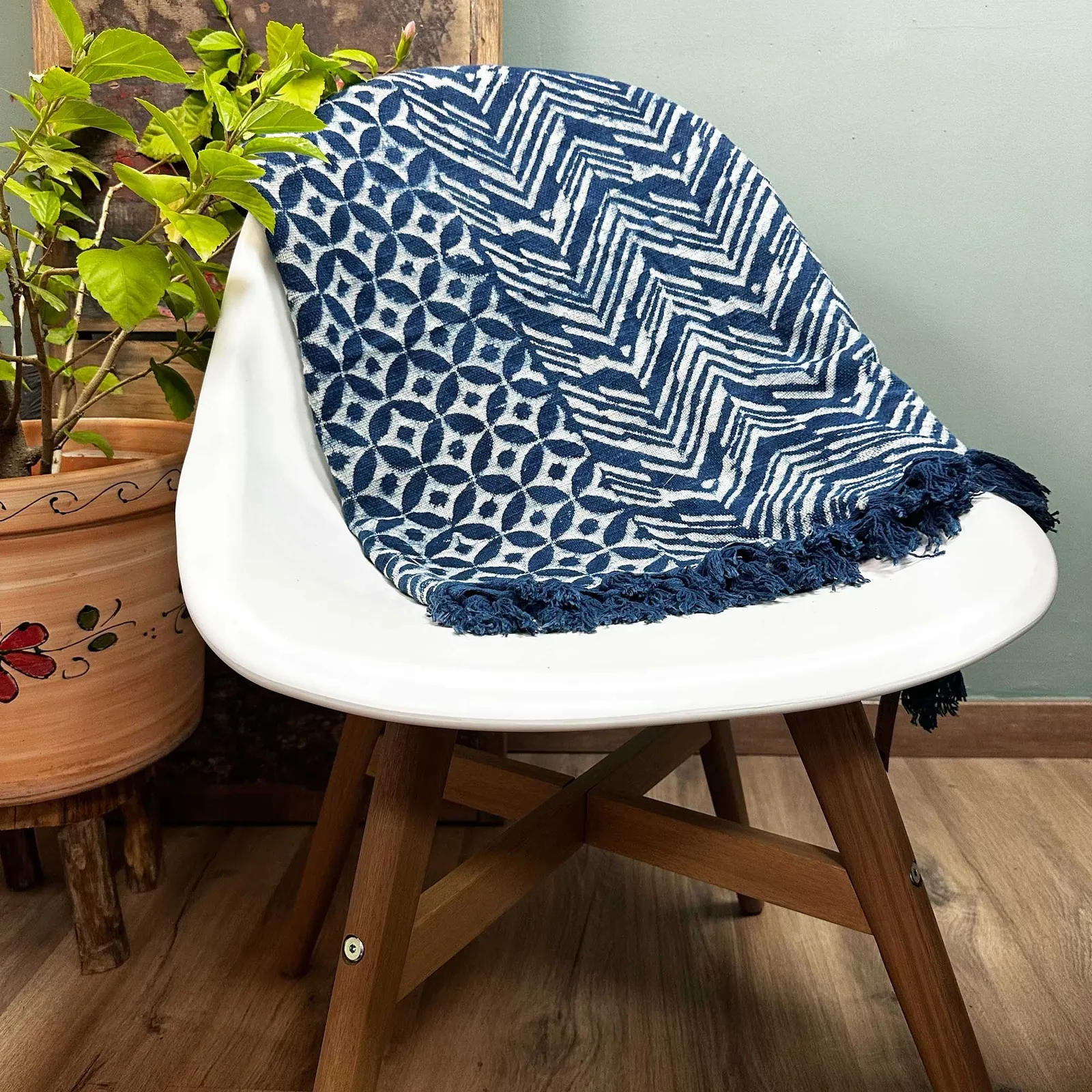 KDMD Handmade Indigo Throw - 170x120cm - Namoona Waves in Blue