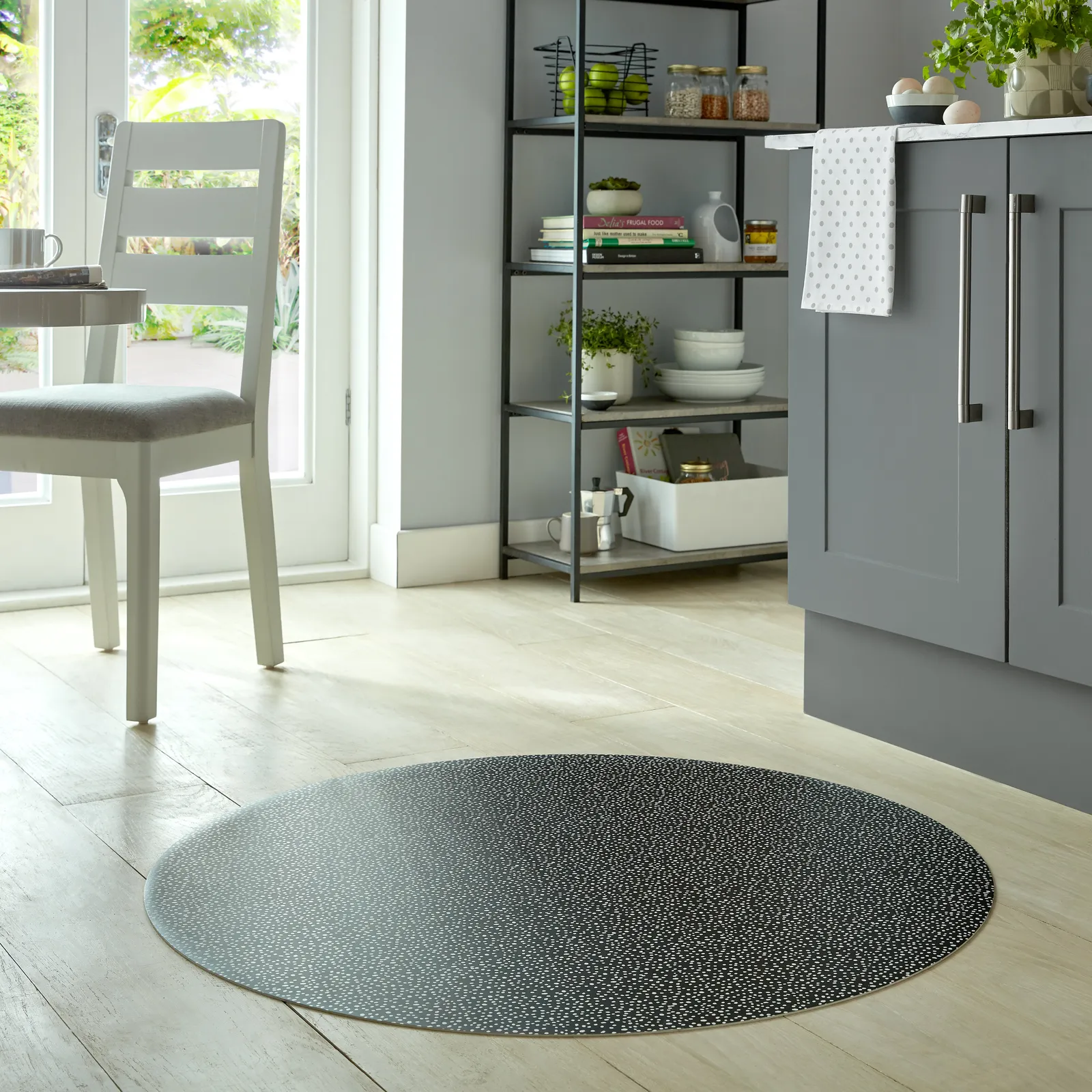 Dotty Vinyl Round Mat Black and white