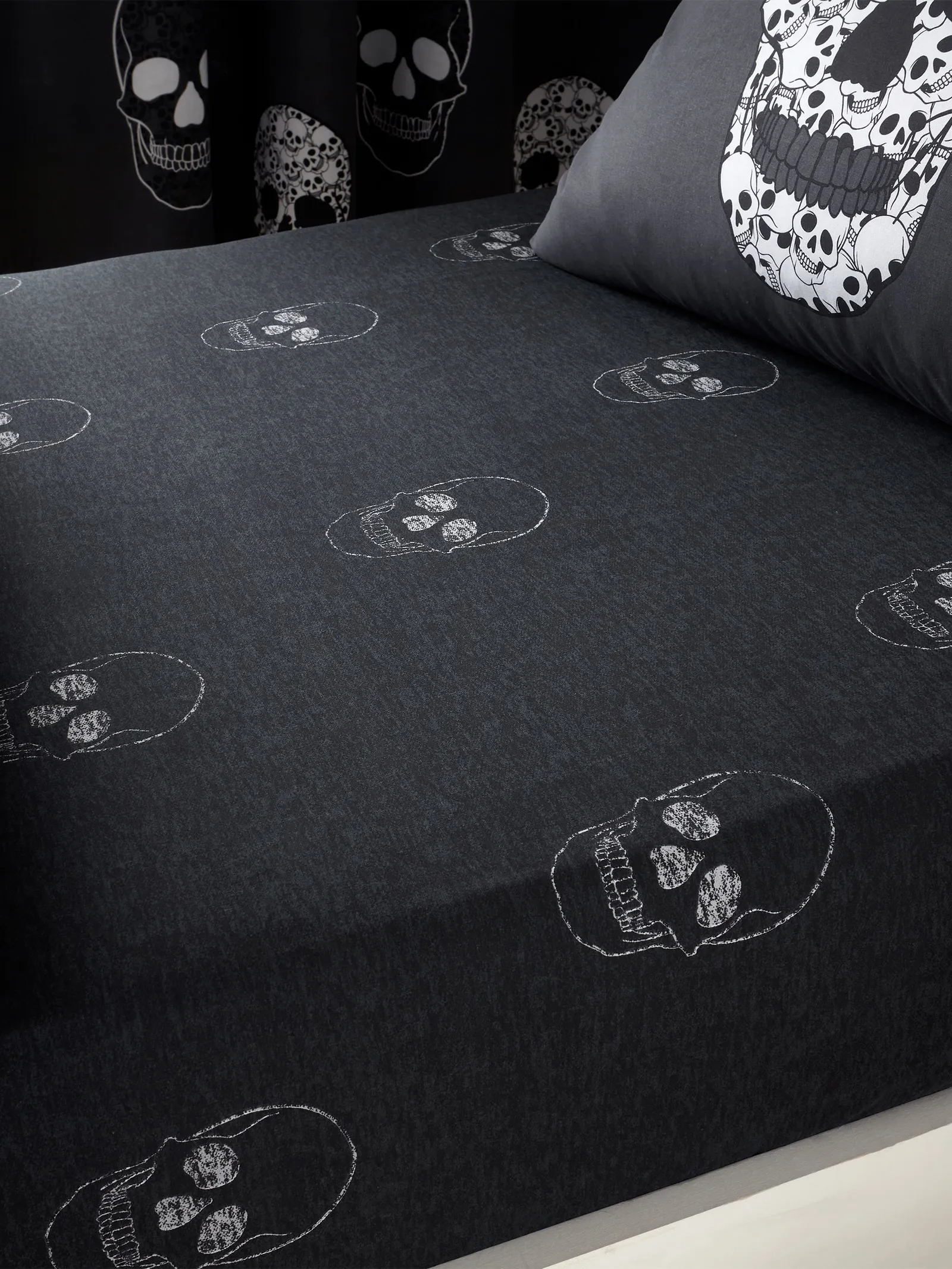 Catherine Lansfield 'Skulls' Halloween Fitted Sheet in Grey 1