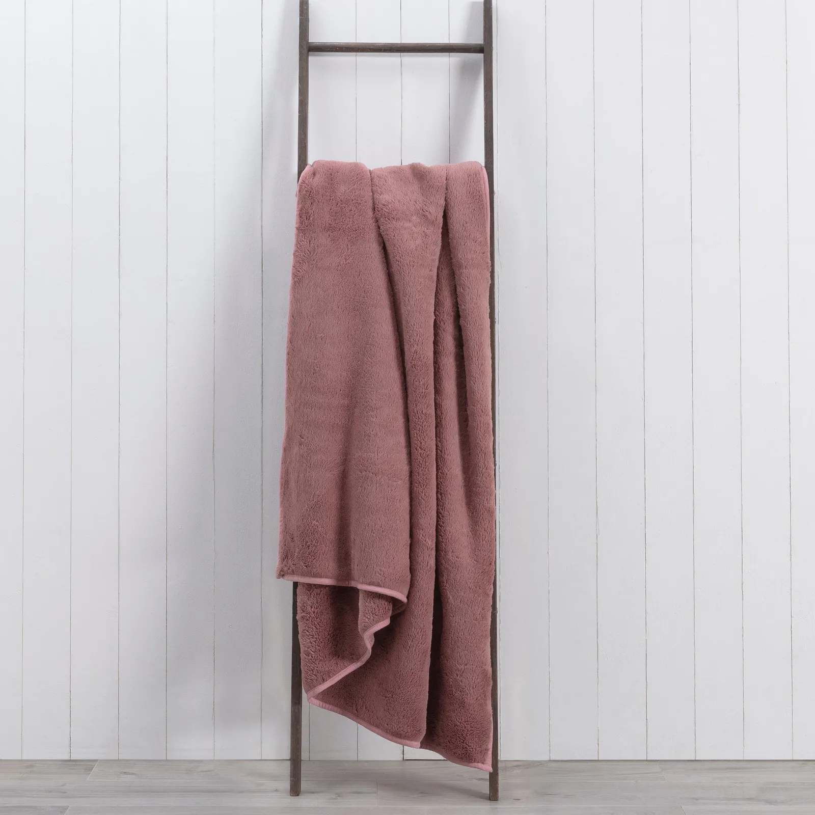 Aspen Plush Faux Fur 130cm x 180cm Throw Pink