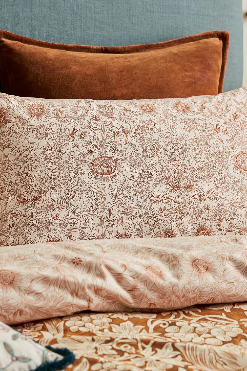 Morris & Co 'Sunflower' Cotton Standard Pillowcase Pair in Tan 2