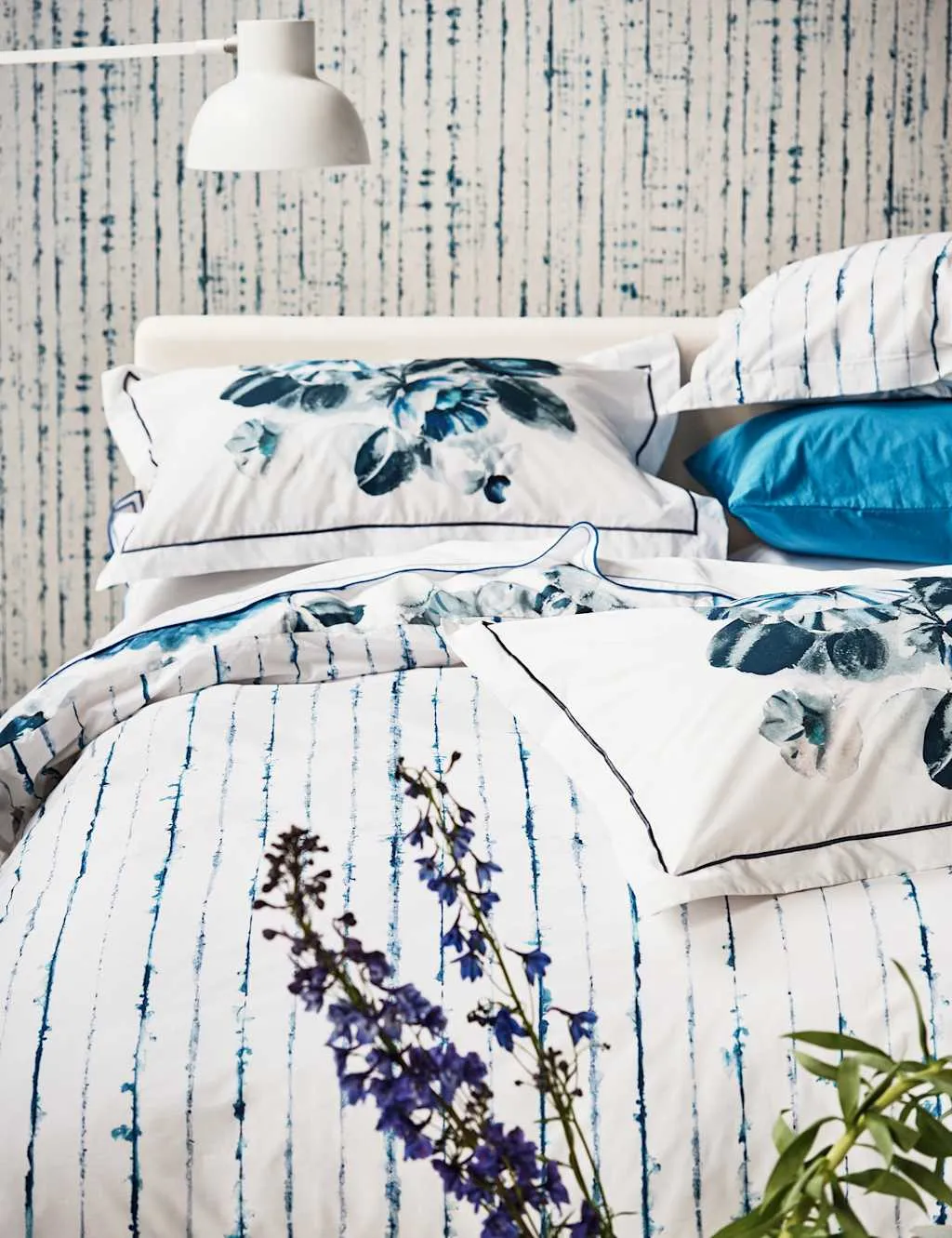 Designers Guild 2 Pack Pure Cotton Indigo Flower Pillowcases White Mix