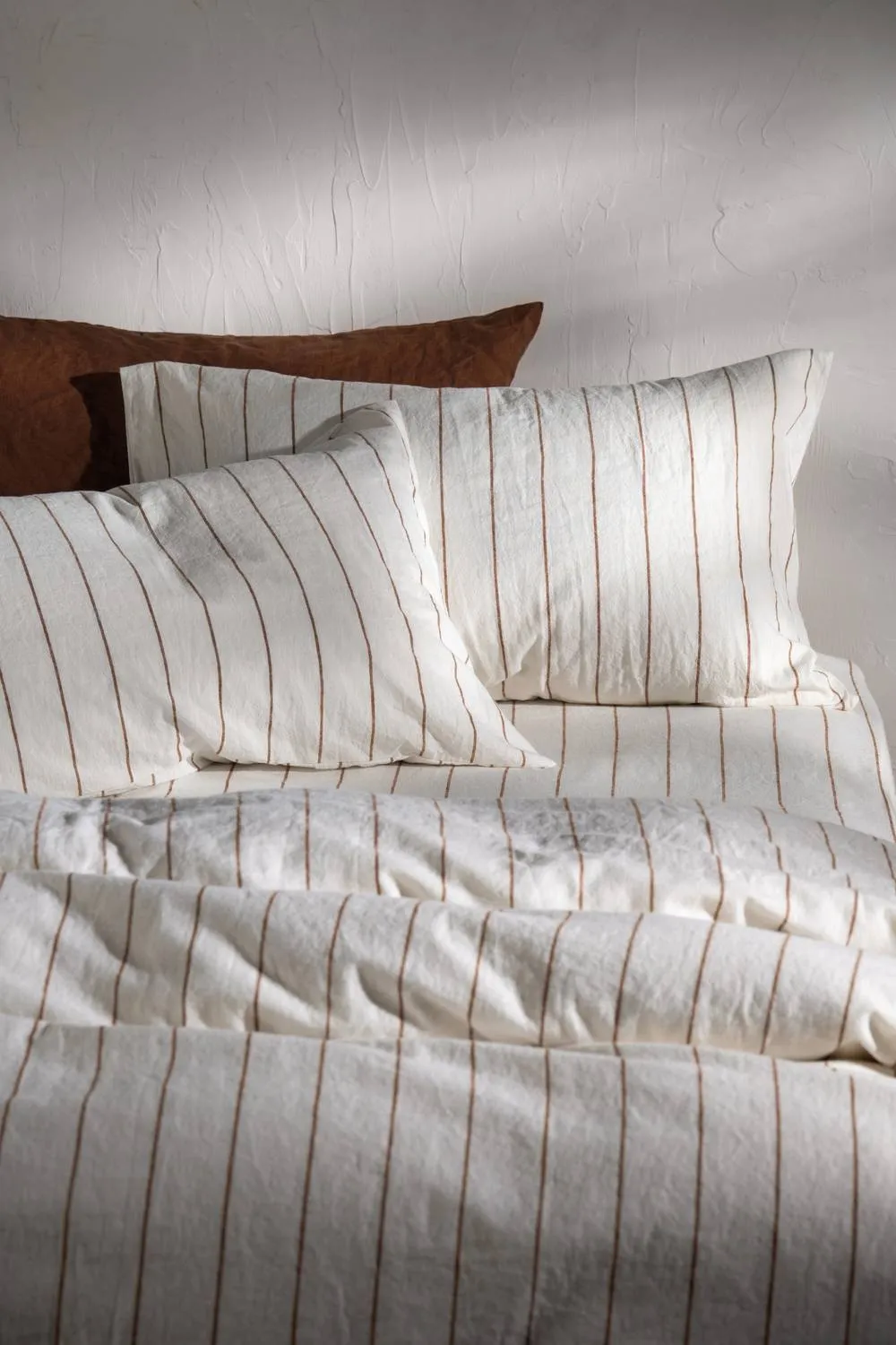 Soak&Sleep White/Burnt Orange Pinstripe Linen/Cotton Housewife Pillowcase Pair in White 3