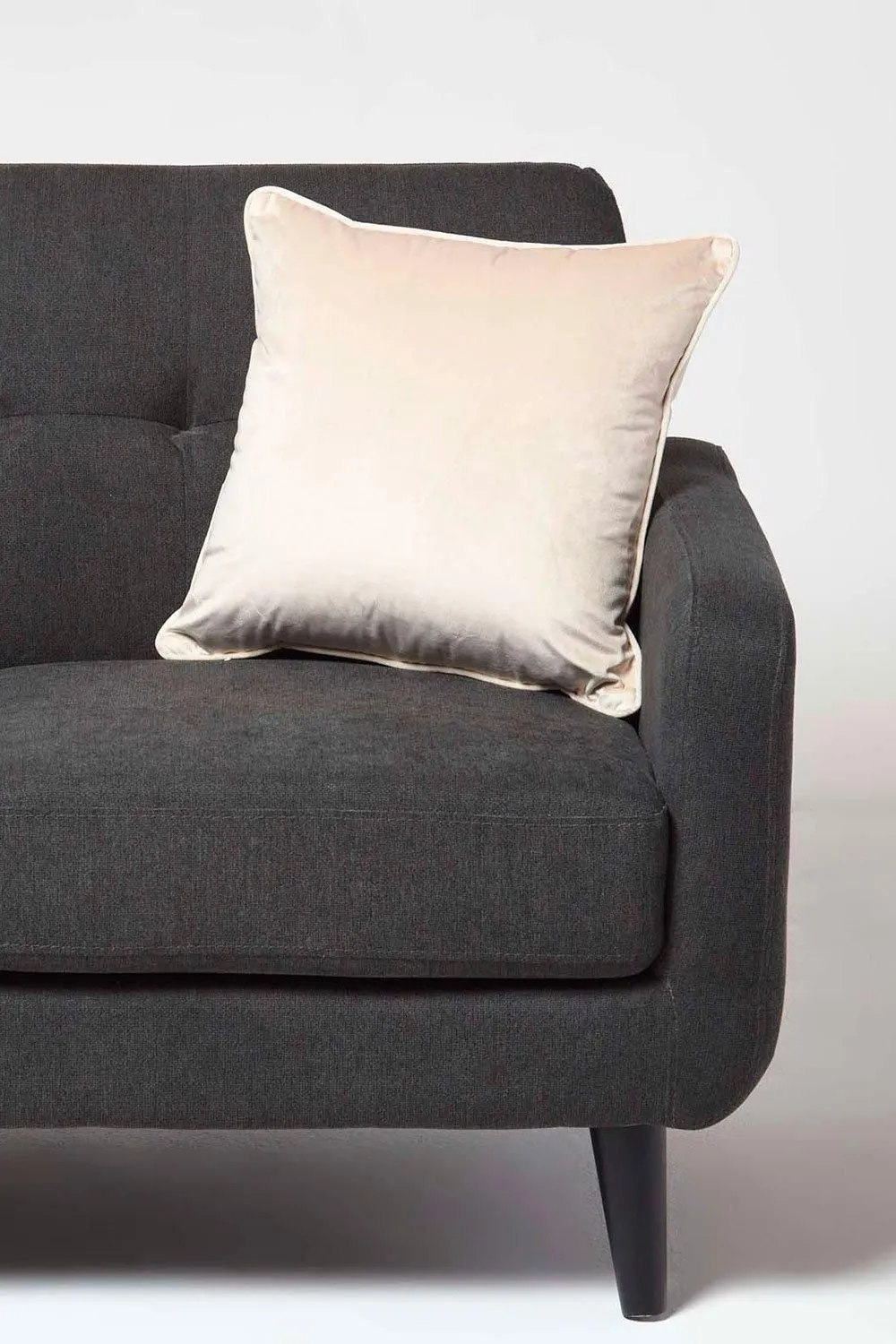 Homescapes Filled Velvet Cushion with Piped Edge 46 x 46 cm in Cream 2