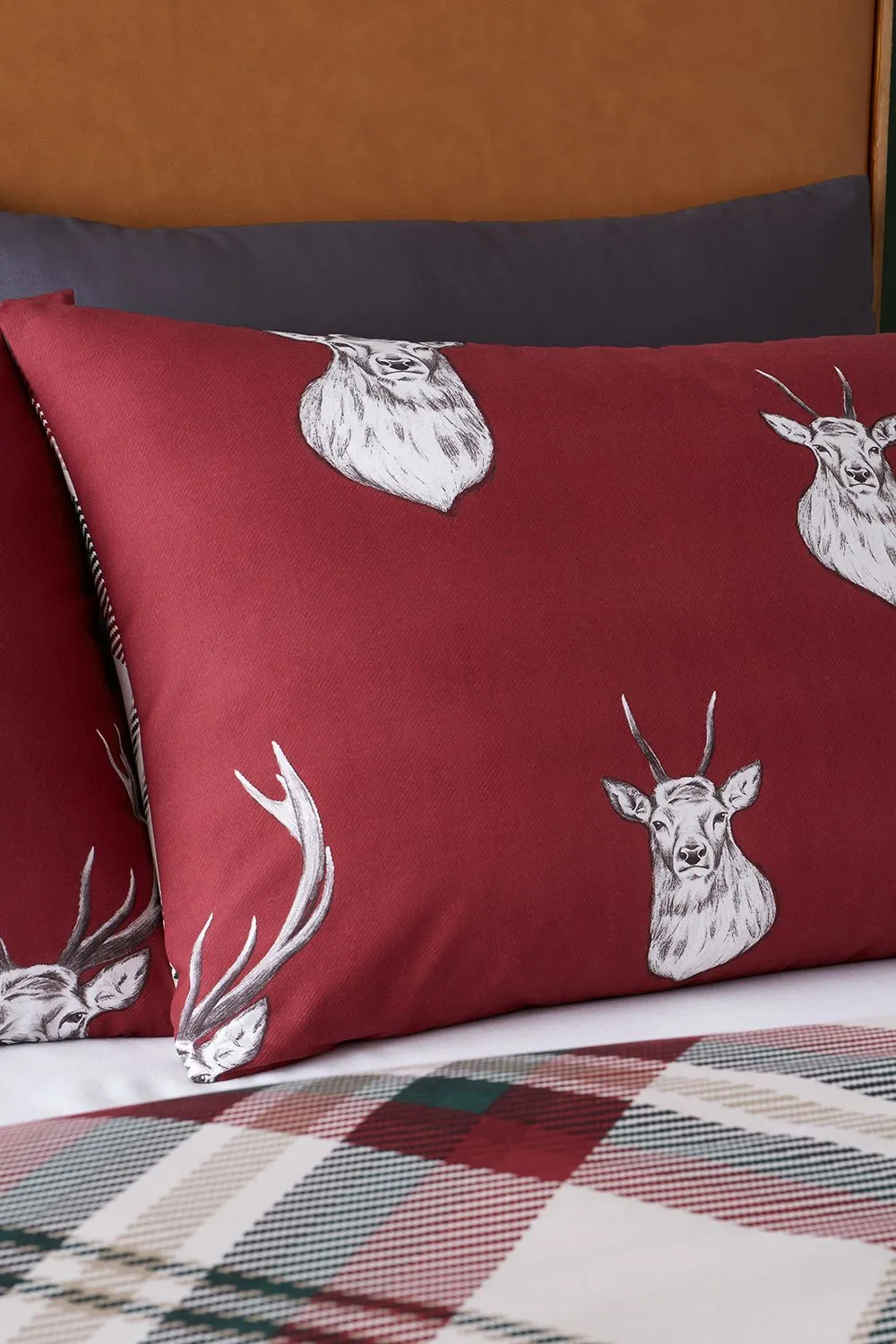 Catherine Lansfield Munro Stag Reversible Duvet Cover & Pillowcase Set in Red 3