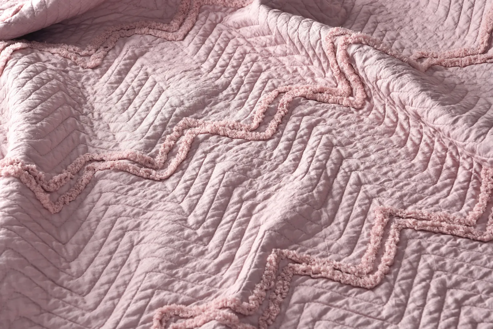 Smart Living Luxurious Zig-Zag Polyester Bedspread - Soft, Stylish, & Durable in Dusty Pink 6